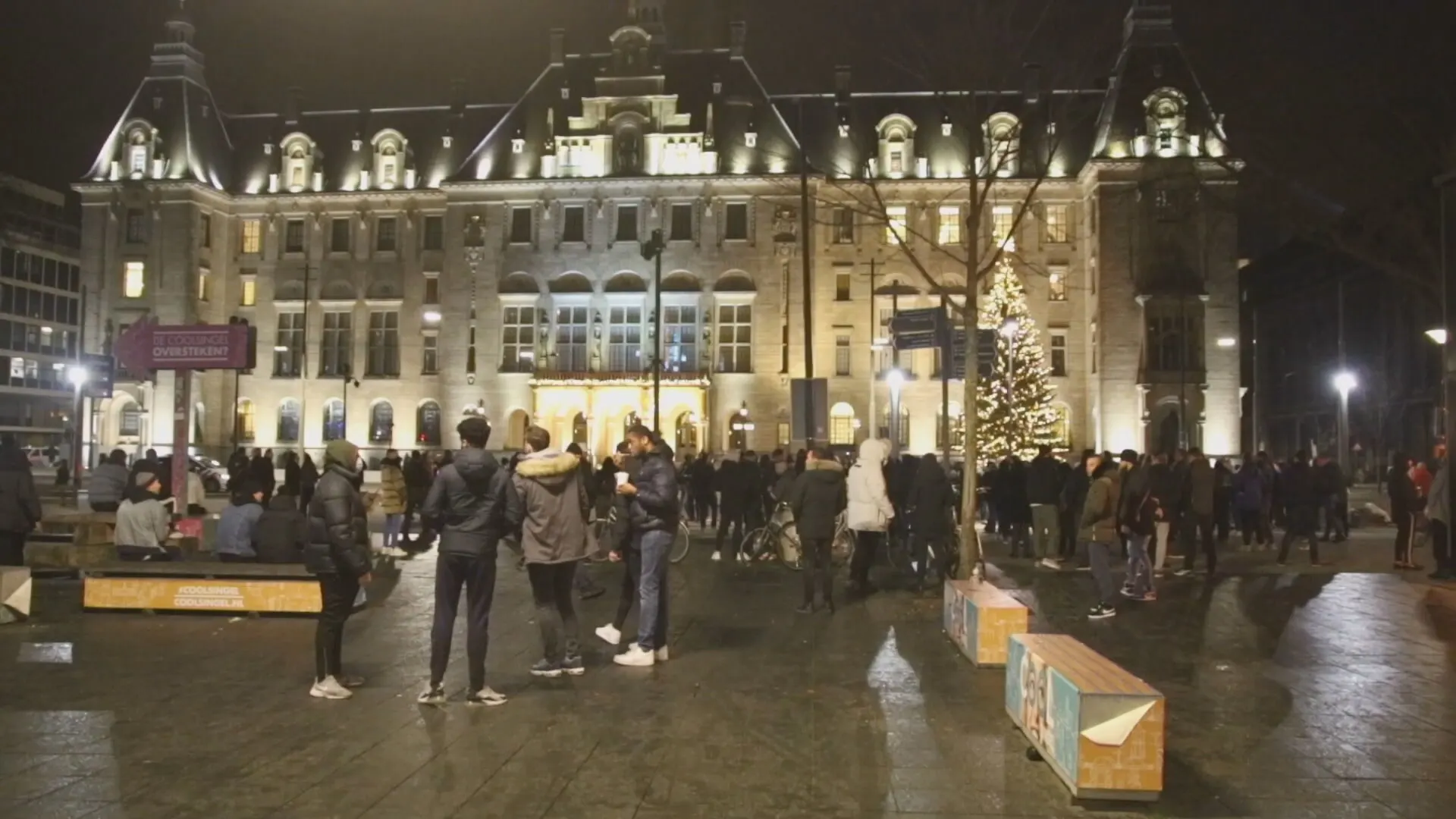 Demonstratie tegen lockdown bij stadhuis Rotterdam, twee mensen opgepakt