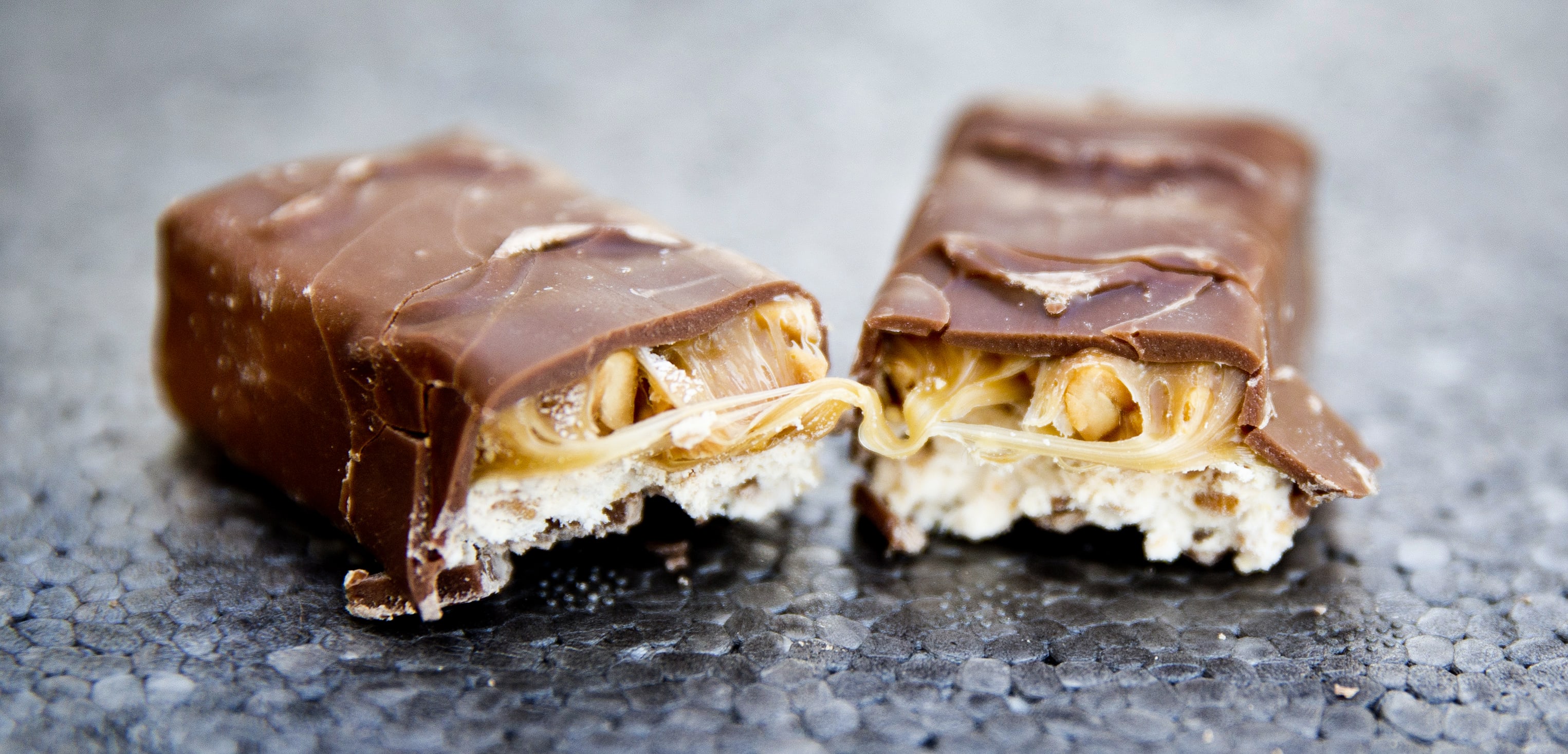 Man gooit Snickers met geheim ingrediënt over gevangenismuur