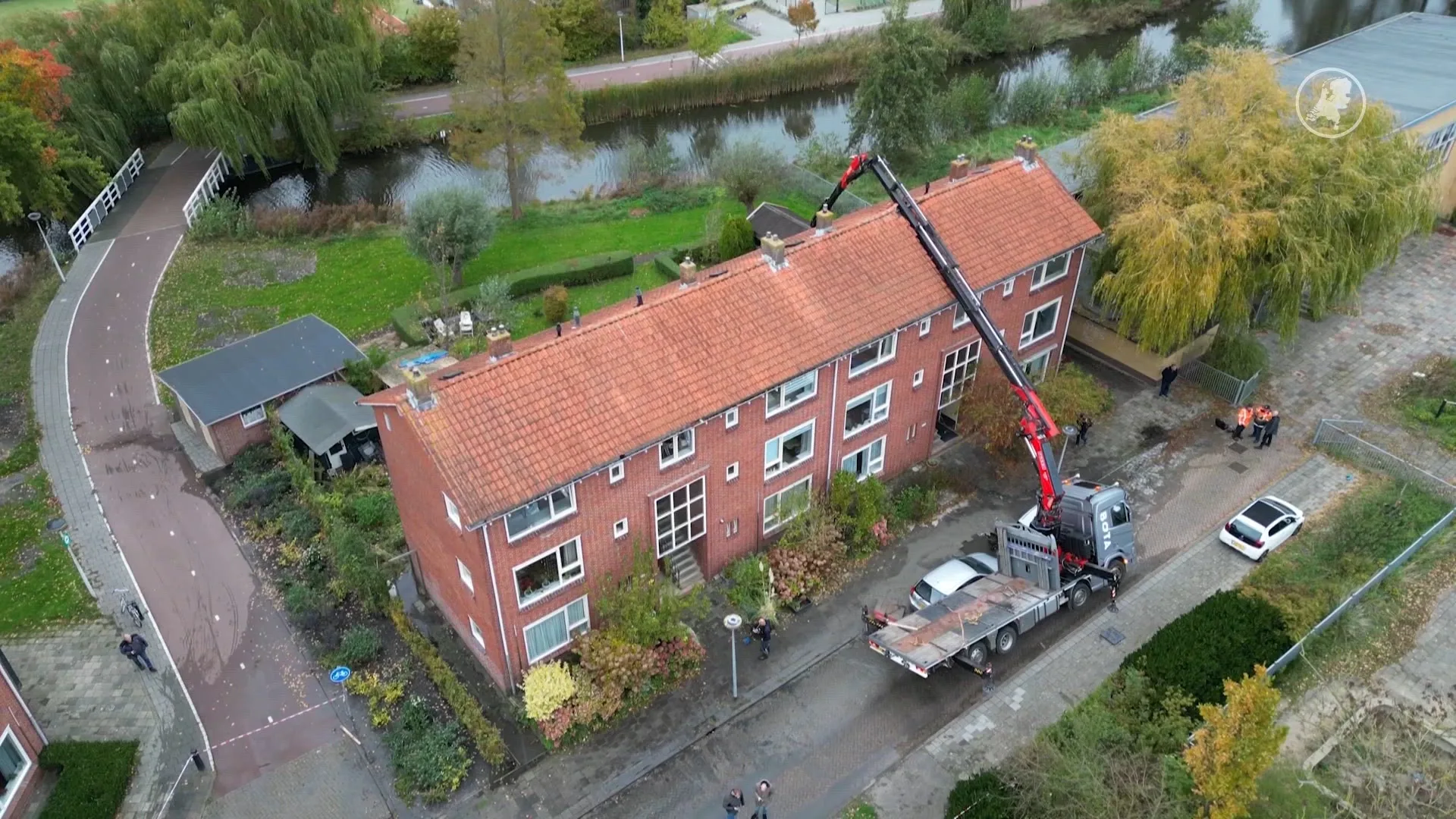 ZIEN: Kraan valt om en komt op dak van woningen terecht