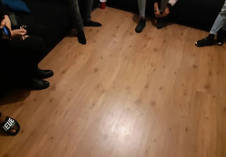 Studenten organiseren huisfeest tijdens Koningsnacht, politie deelt boetes uit