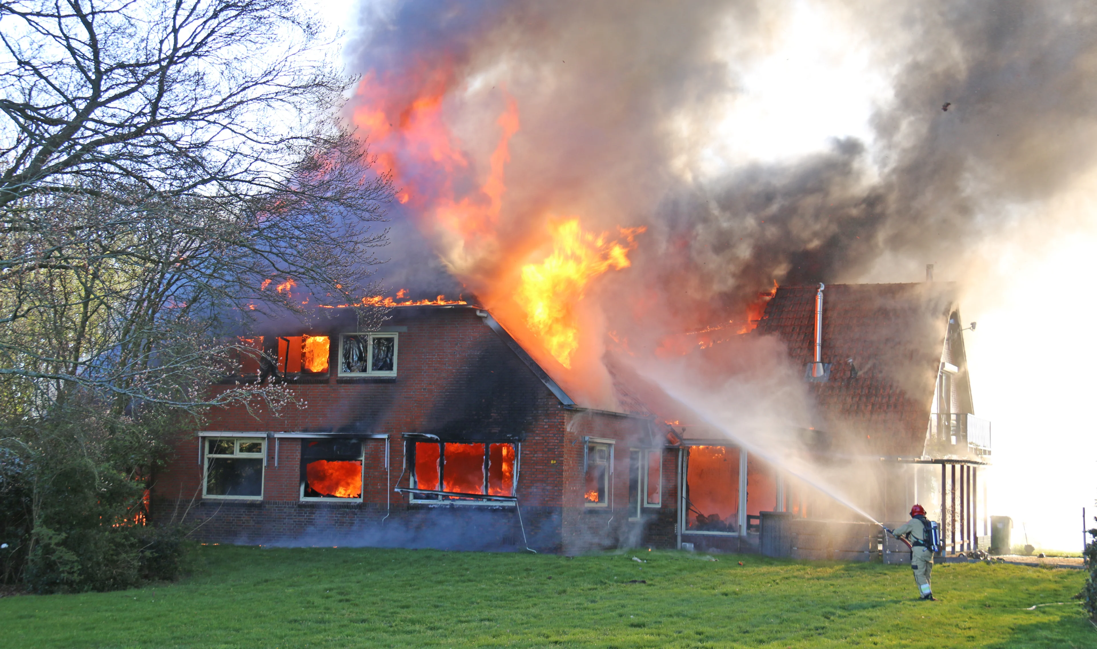 Grote brand verwoest woonboerderij in Vriescheloo