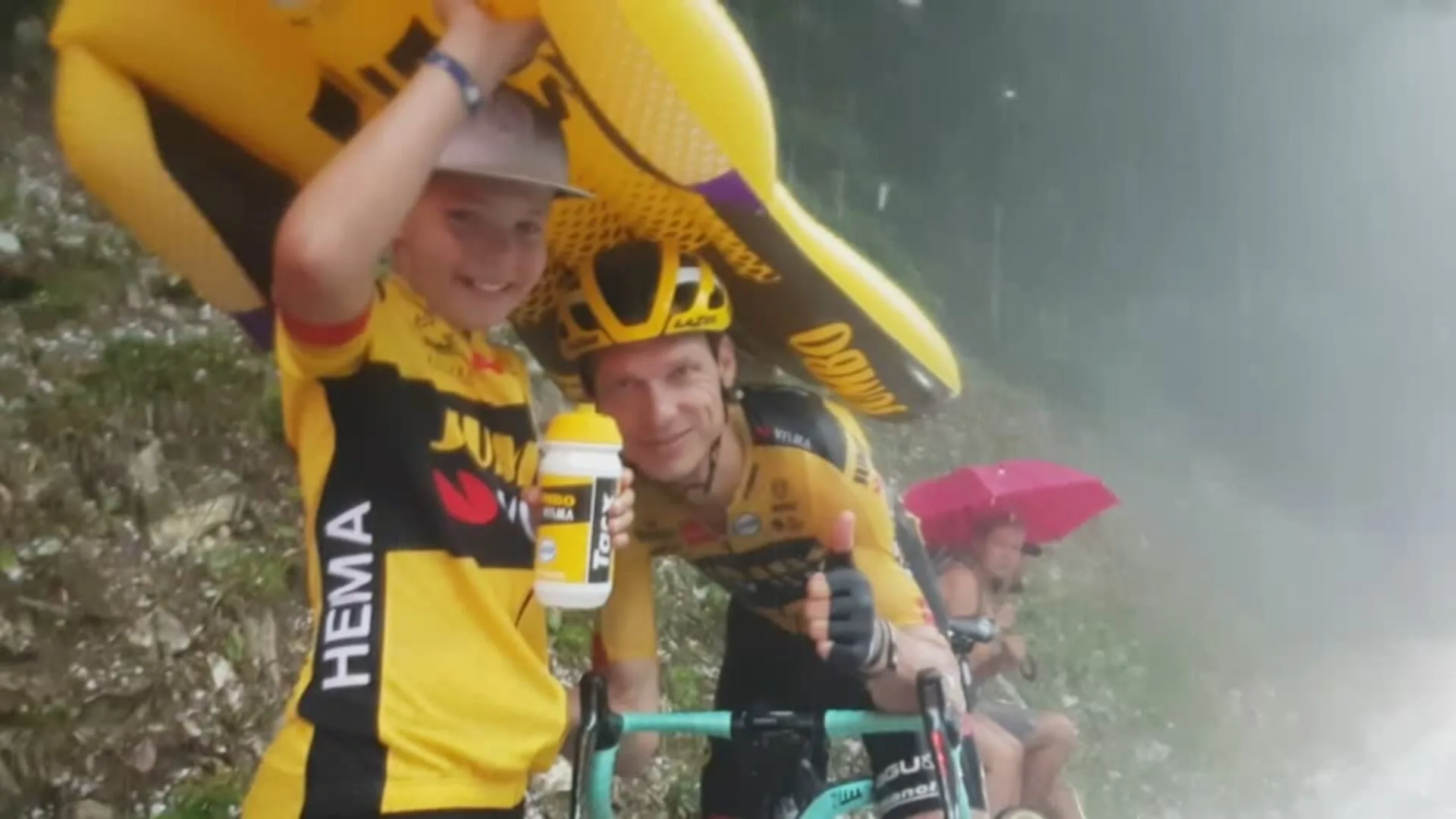 'Cycling Sem' (6) schuilt met wielrenheld Tony Martin onder luchtbed tijdens extreem noodweer