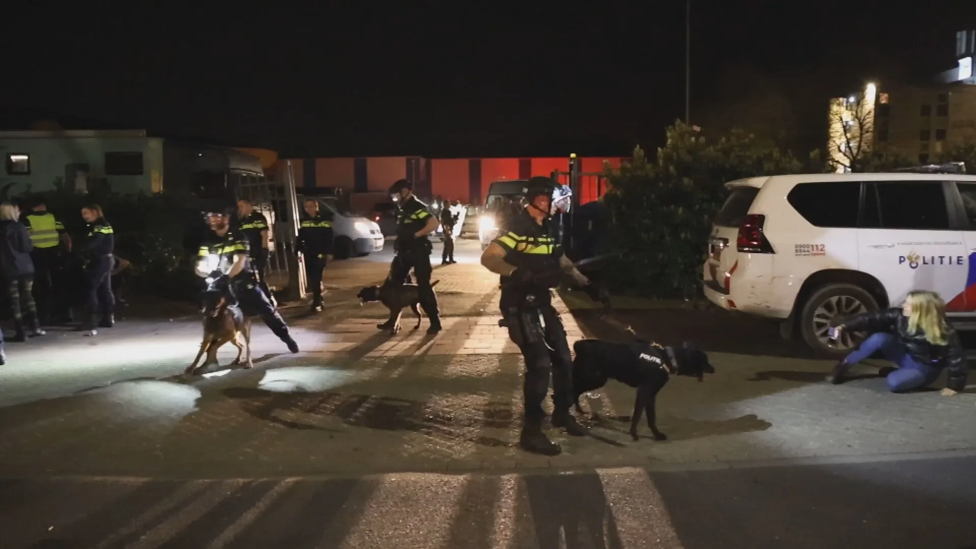 Drie agenten gewond bij beëindigen illegaal feest in Best