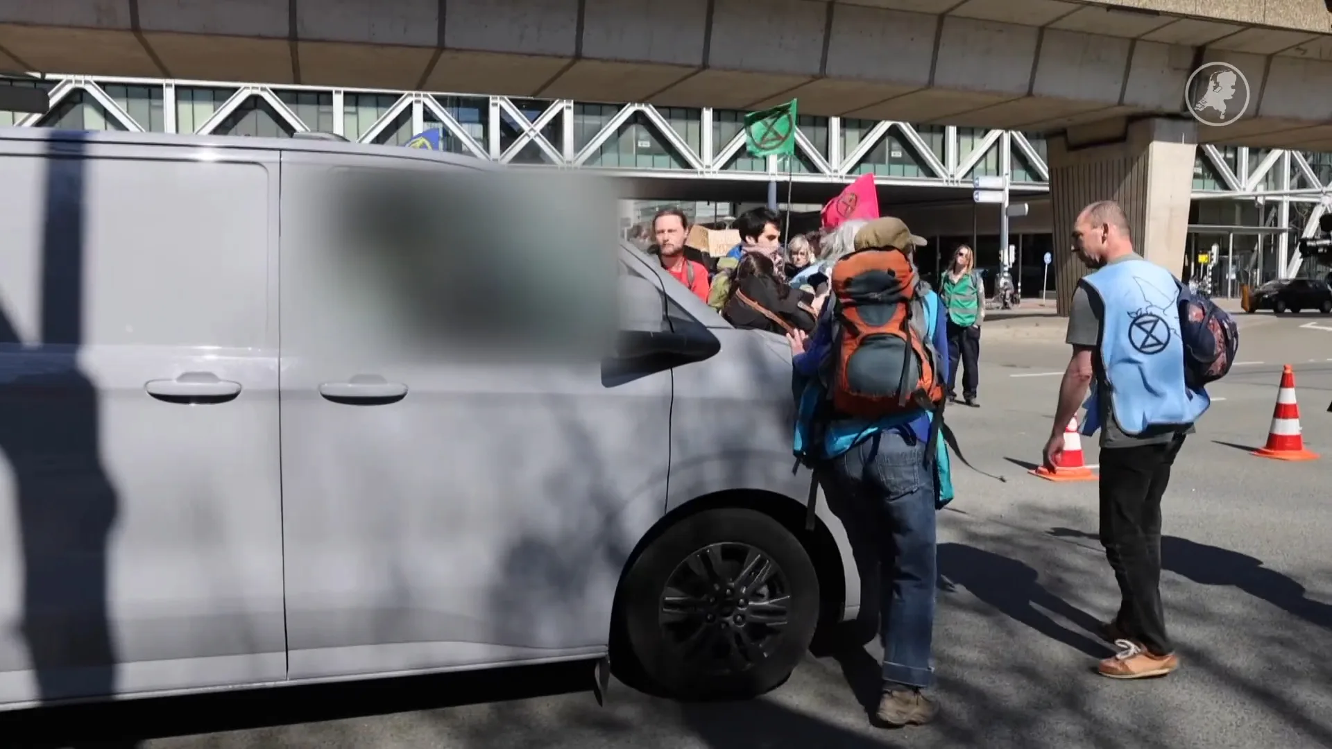 Busje rijdt door menigte betogers XR tijdens demonstratie