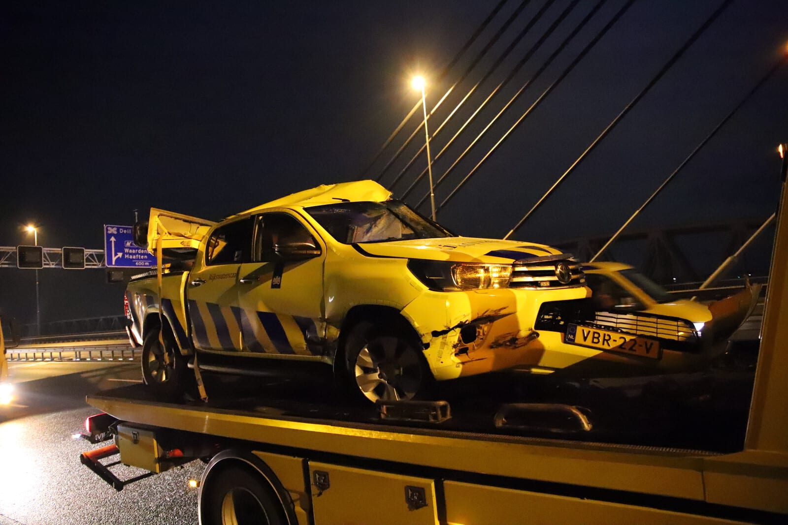 Vrachtwagen negeert rood kruis en ramt auto weginspecteur: 'Gesprongen voor zijn leven'