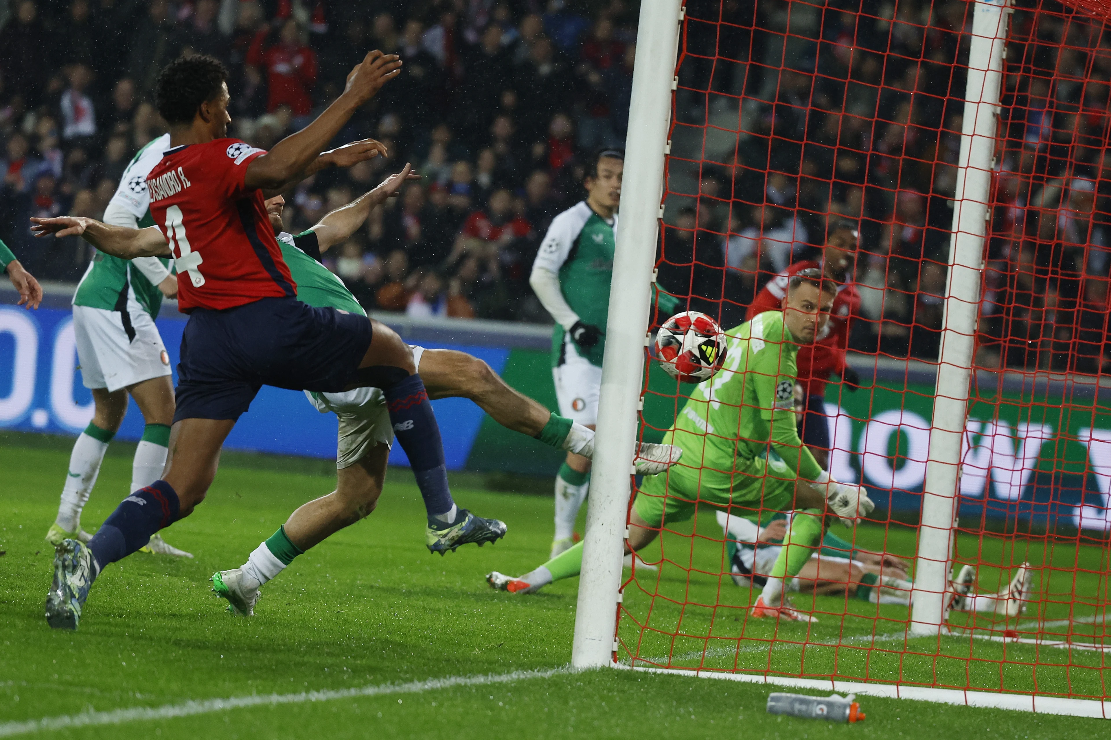 Blessureleed en eigen goals nekken Feyenoord in Frankrijk (6-1)