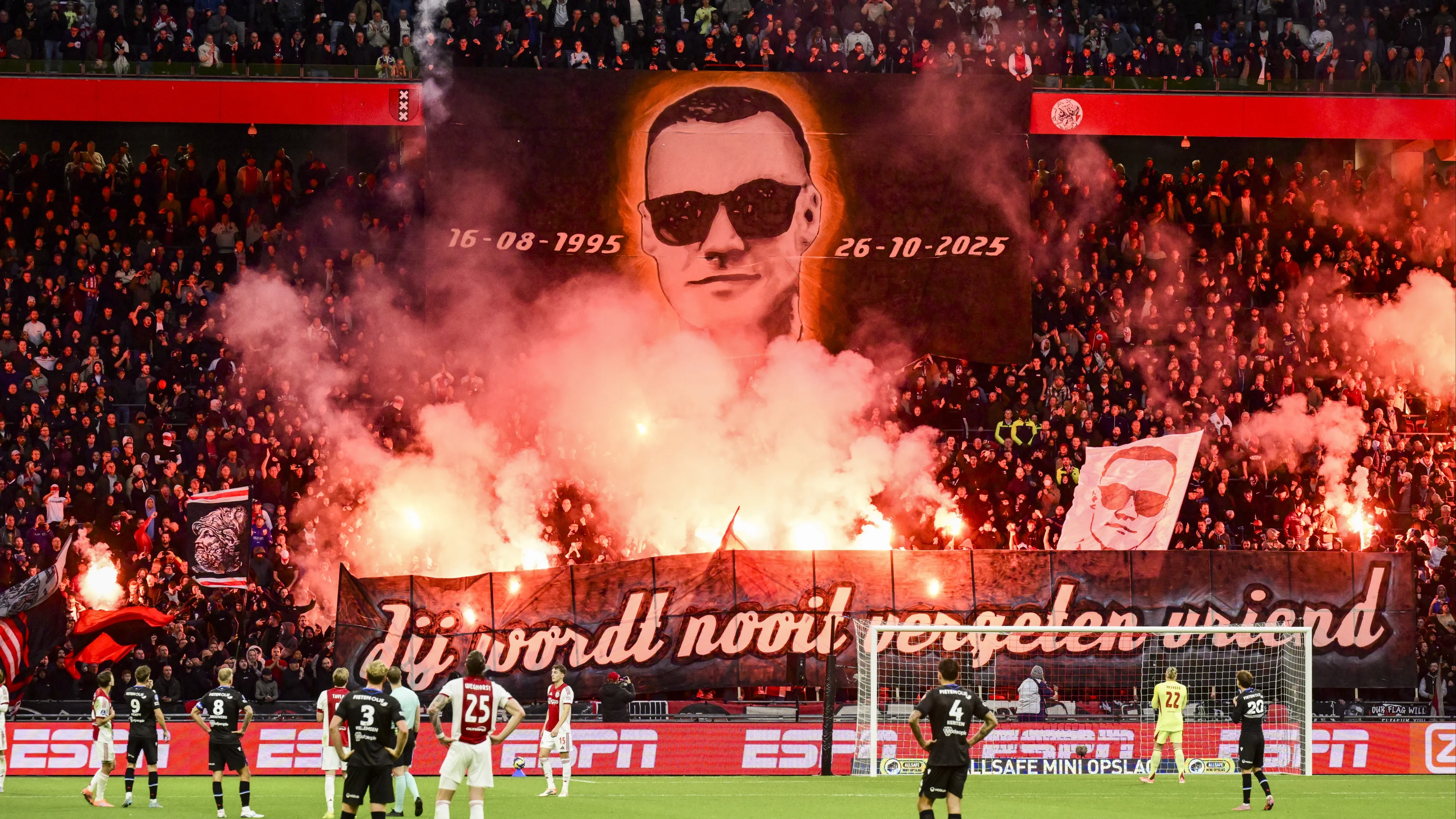 Ajax - Heerenveen stilgelegd na vuurwerk voor overleden fan (30)