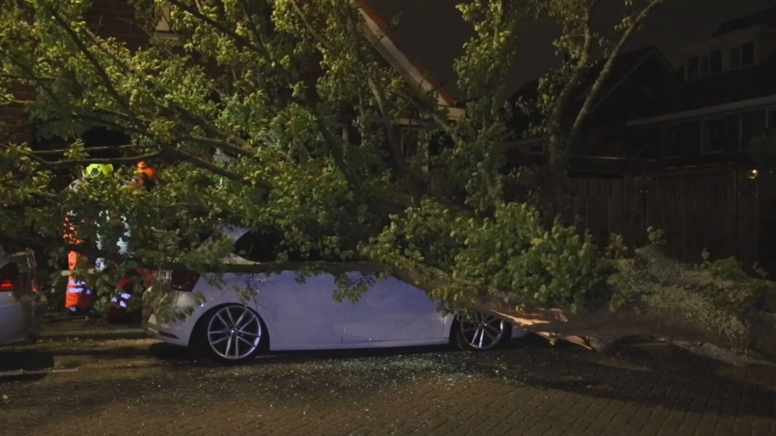 Zomerstorm Francis raast over het land: eerste stormschade al gemeld