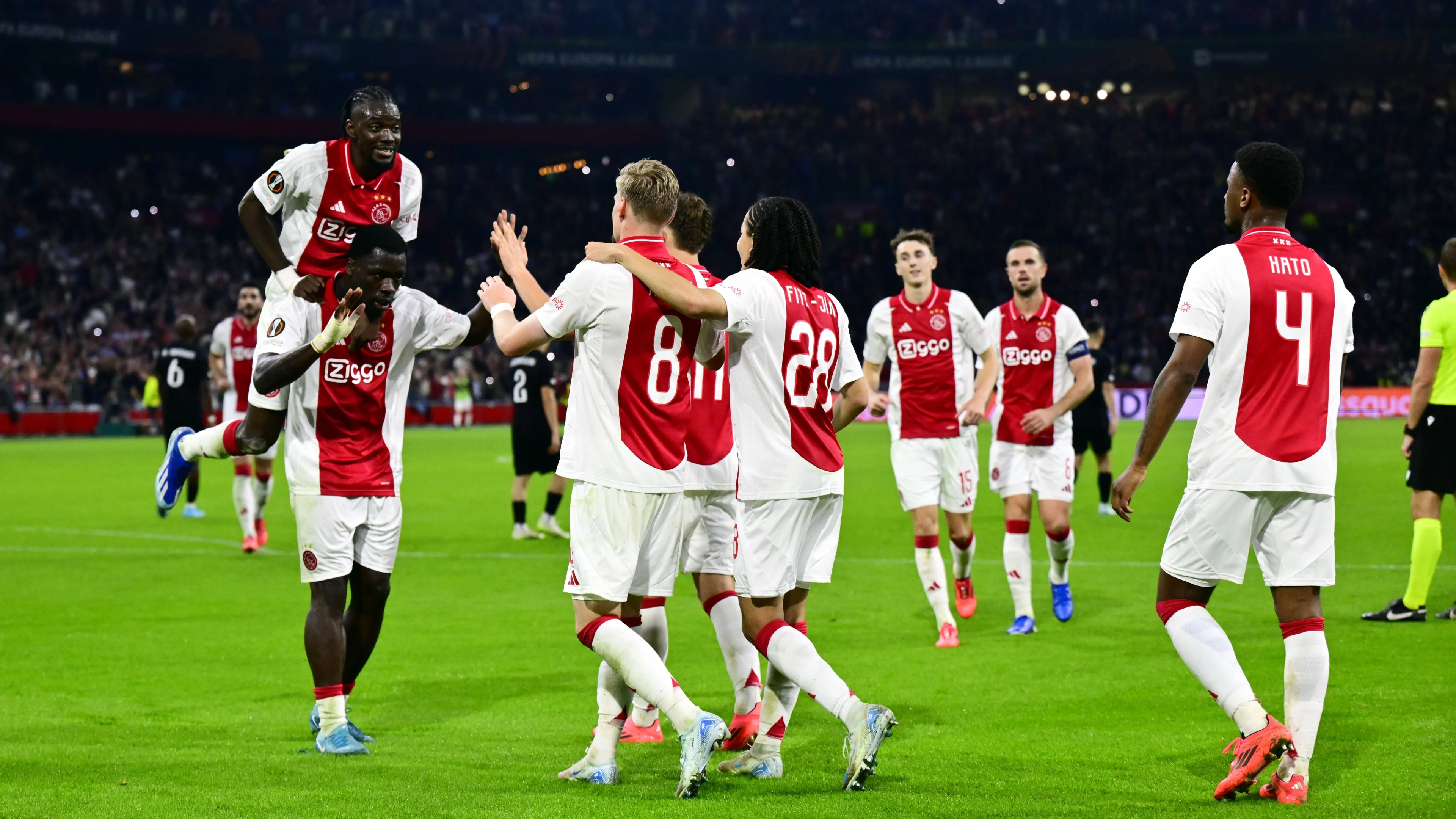 Ajax wint met klinkende cijfers van Besiktas in Europa League