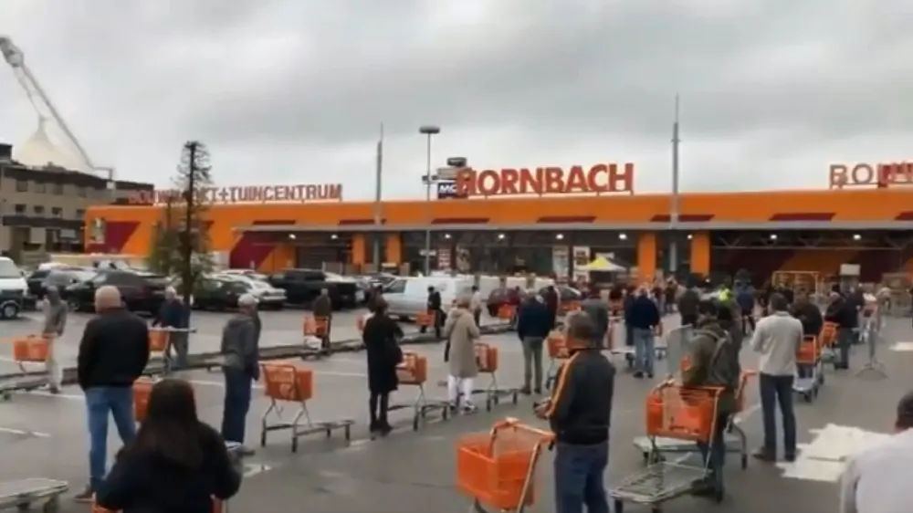 Lange wachtrijen voor filialen van bouwmarkt Hornbach op tweede paasdag