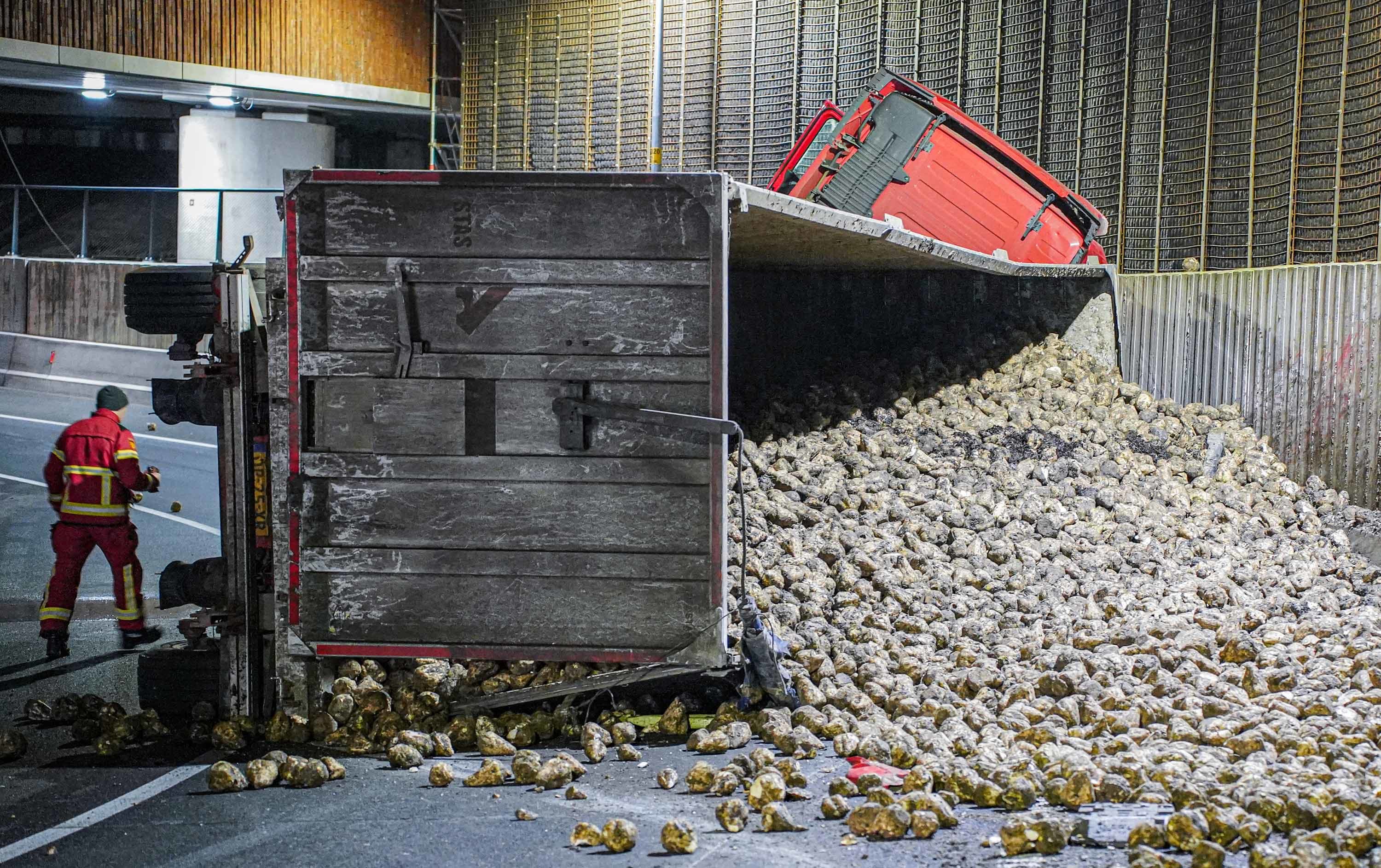 Vrachtwagen met bieten kantelt op N370 bij Groningen