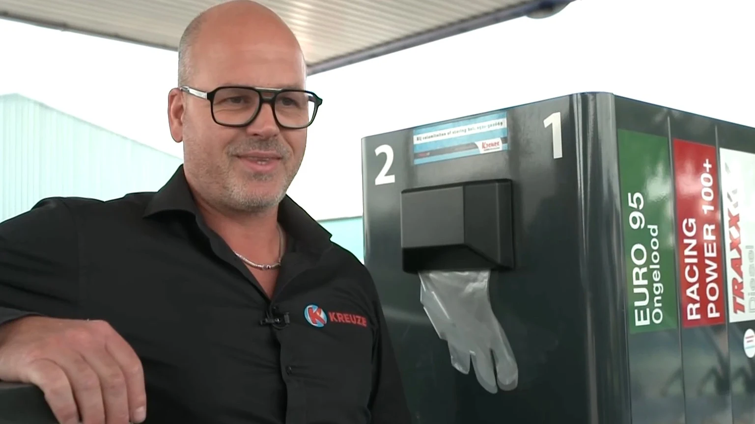 Wie steelt elke dag die honderden plastic handschoenen van het tankstation?