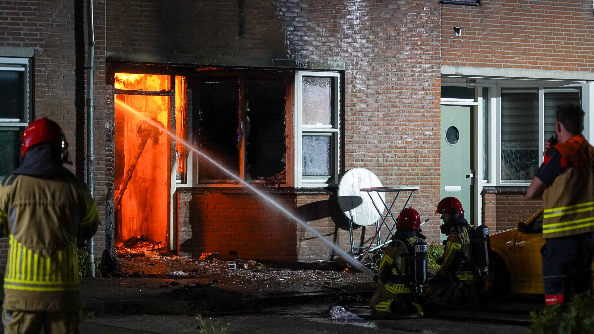 Explosie zet woning in lichterlaaie in Almere Haven