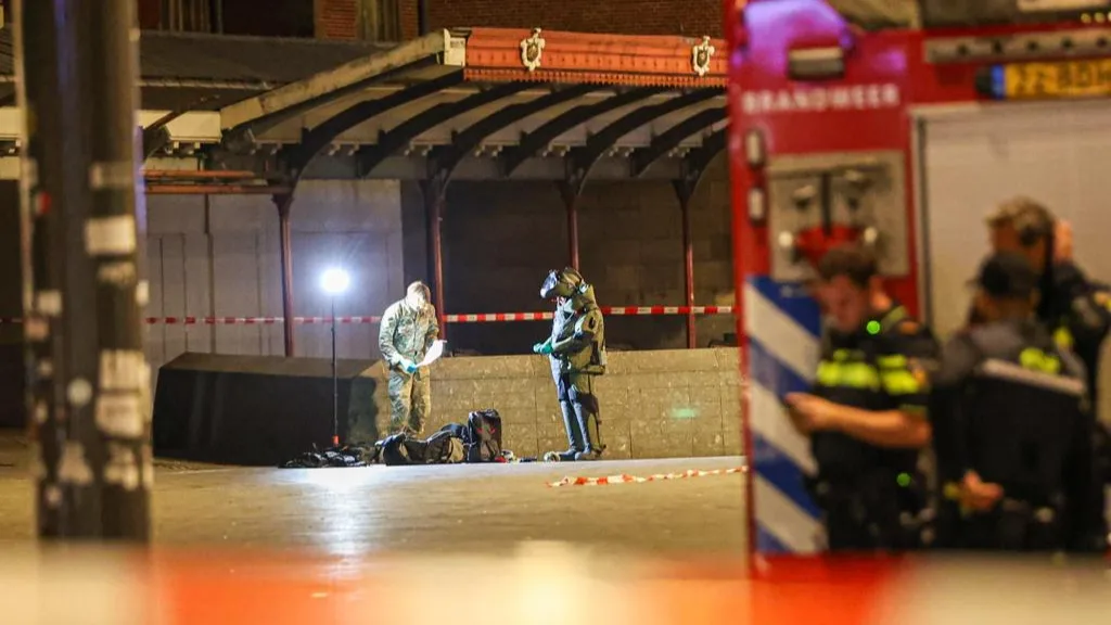 Amsterdam Centraal urenlang ontruimd: verwarde man met mes en vuurwapen opgepakt
