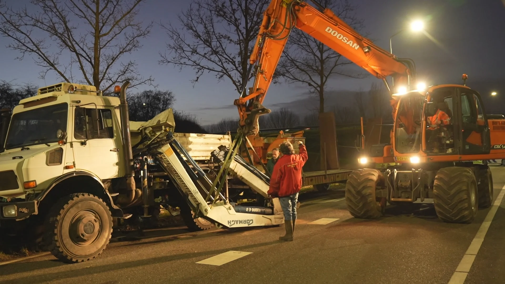 Kraanwagen verliest kraan na botsing met viaduct in Lierop