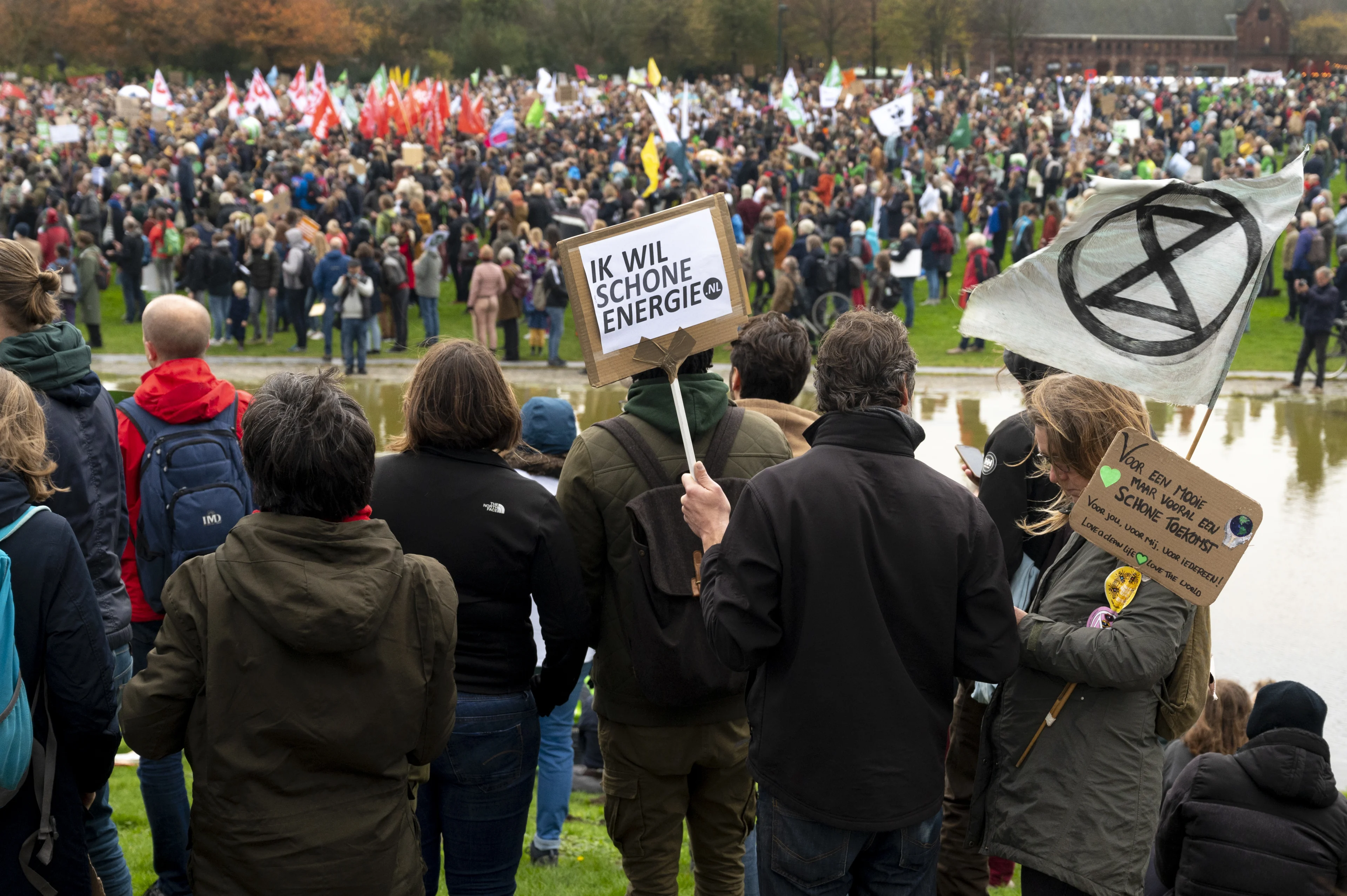 Tienduizenden klimaatdemonstranten op de been in Amsterdam: 'There is no planet B'