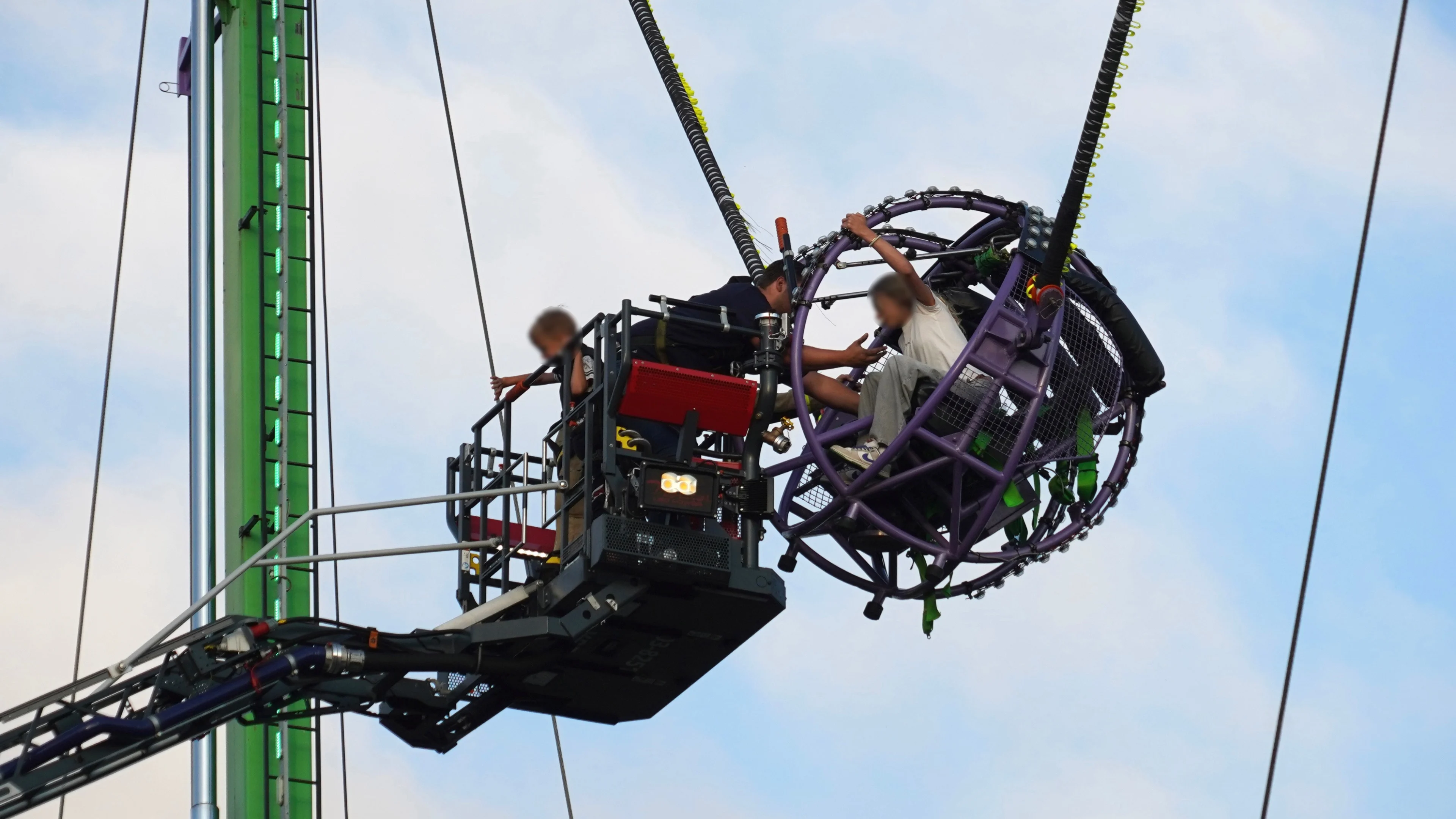 Kinderen op grote hoogte vast in kermisattractie in Assen