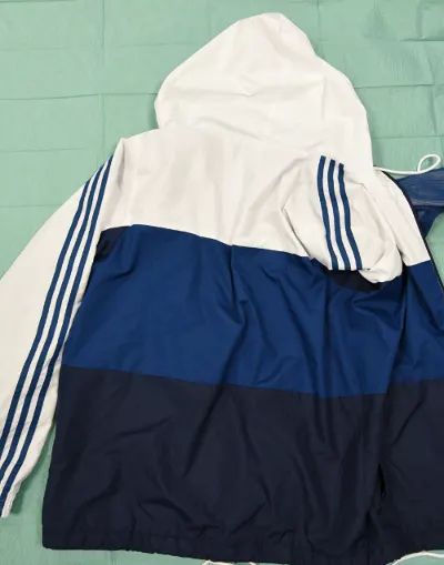 Deze jas droeg de dader van de steekpartij in supermarkt Amsterdam