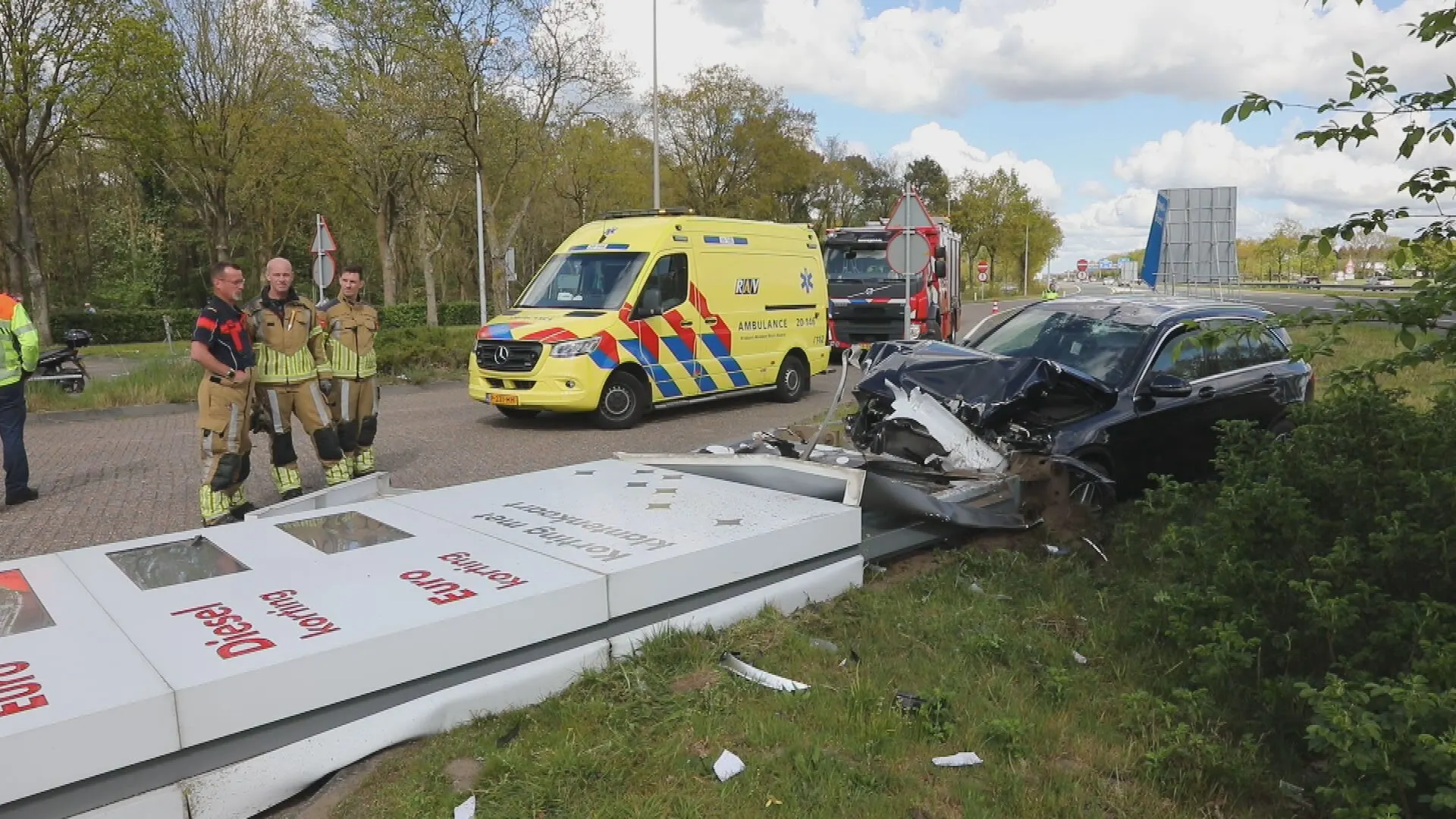 Gewonde nadat auto op prijzenbord tankstation A58 botst
