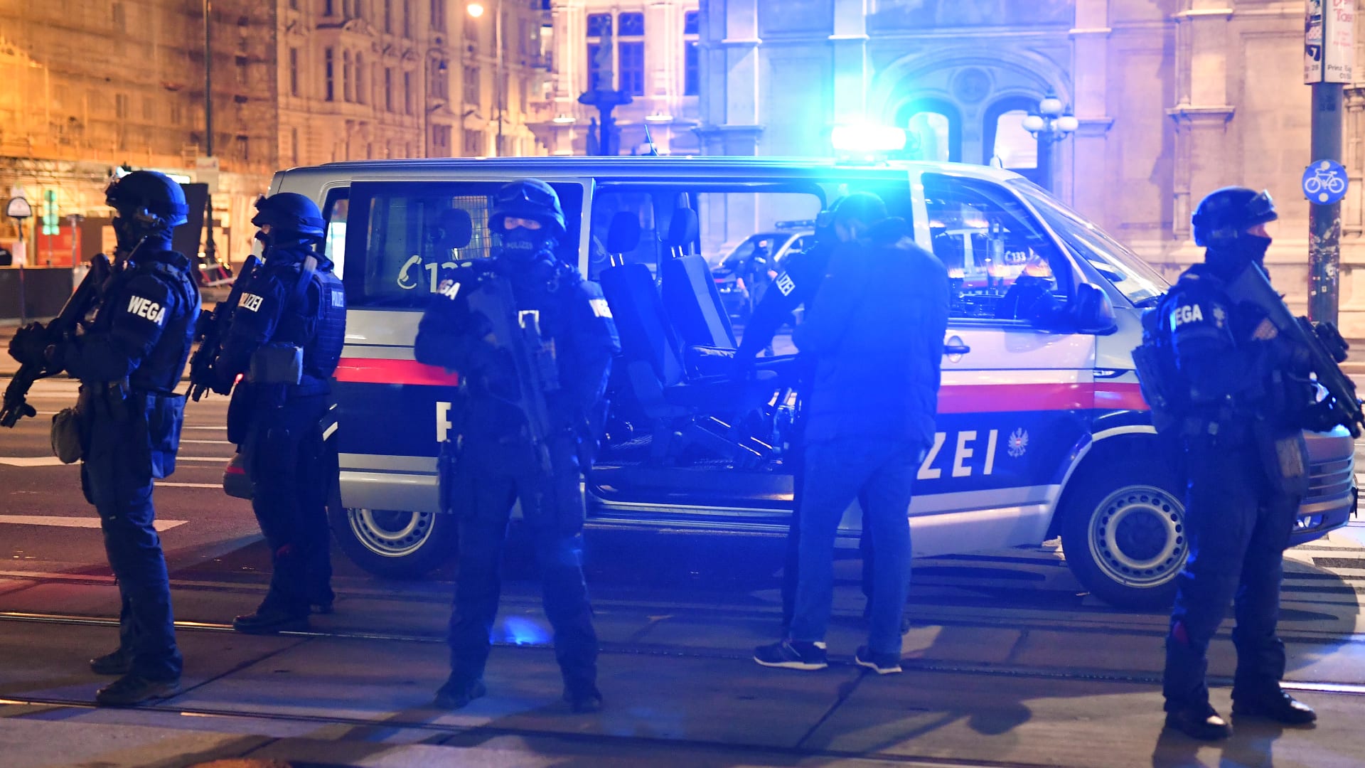 Annemiek ziet klopjacht op aanslagplegers in Wenen: 'Heftig, er is paniek'