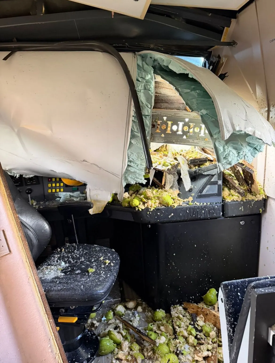 Machinist deelt foto van verwoeste cabine na botsing met vrachtwagen vol peren bij Meteren