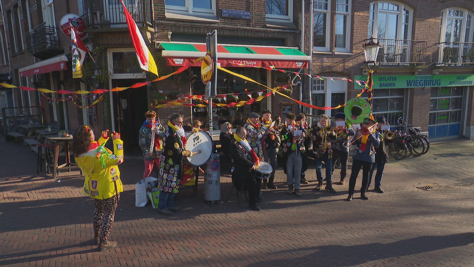Randstedelingen met carnaval naar Oeteldonk, Bosch blaaskapel speelt juist in Amsterdam