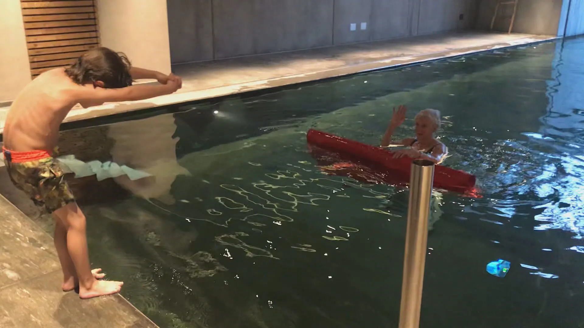 Juf Toos is op zoek naar zwembad om autistische kinderen zwemles te geven