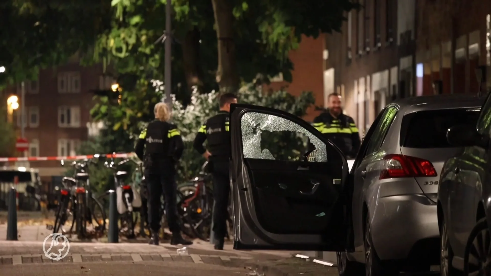 Man midden op straat in auto neergeschoten in Rotterdam