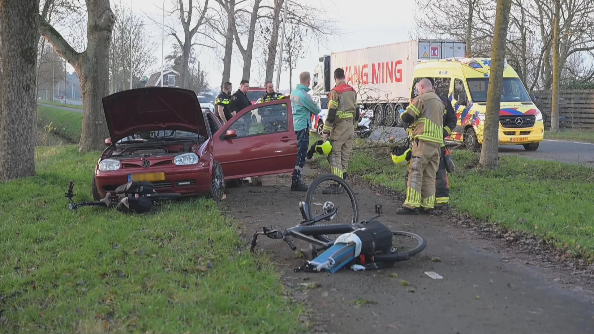 Auto knalt tegen boom en belandt op fietspad in Zwammerdam