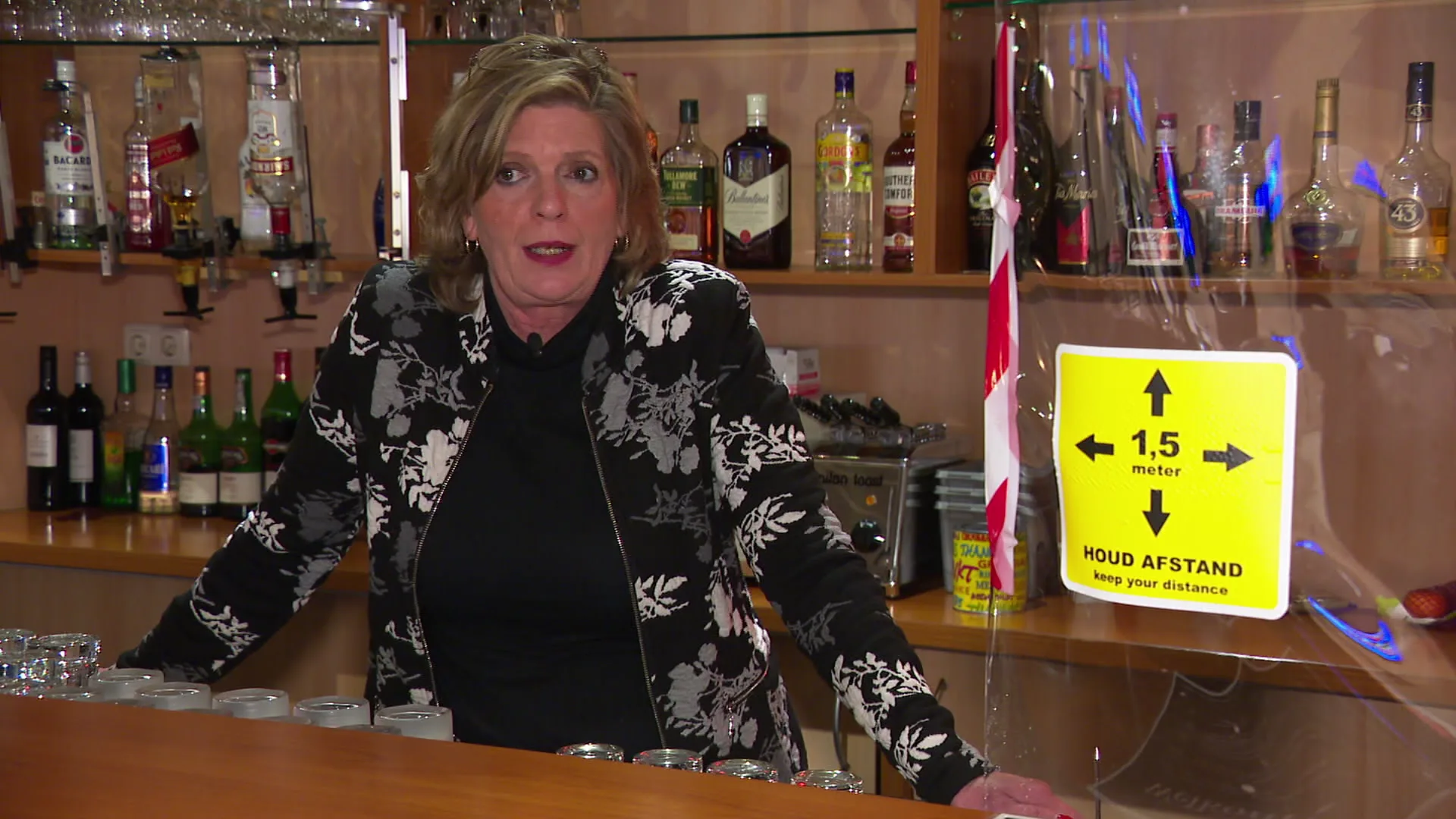 Eigenaresse bowlingcentrum gooit tegen coronaregels in haar bar open: 'Ik wil niet failliet'