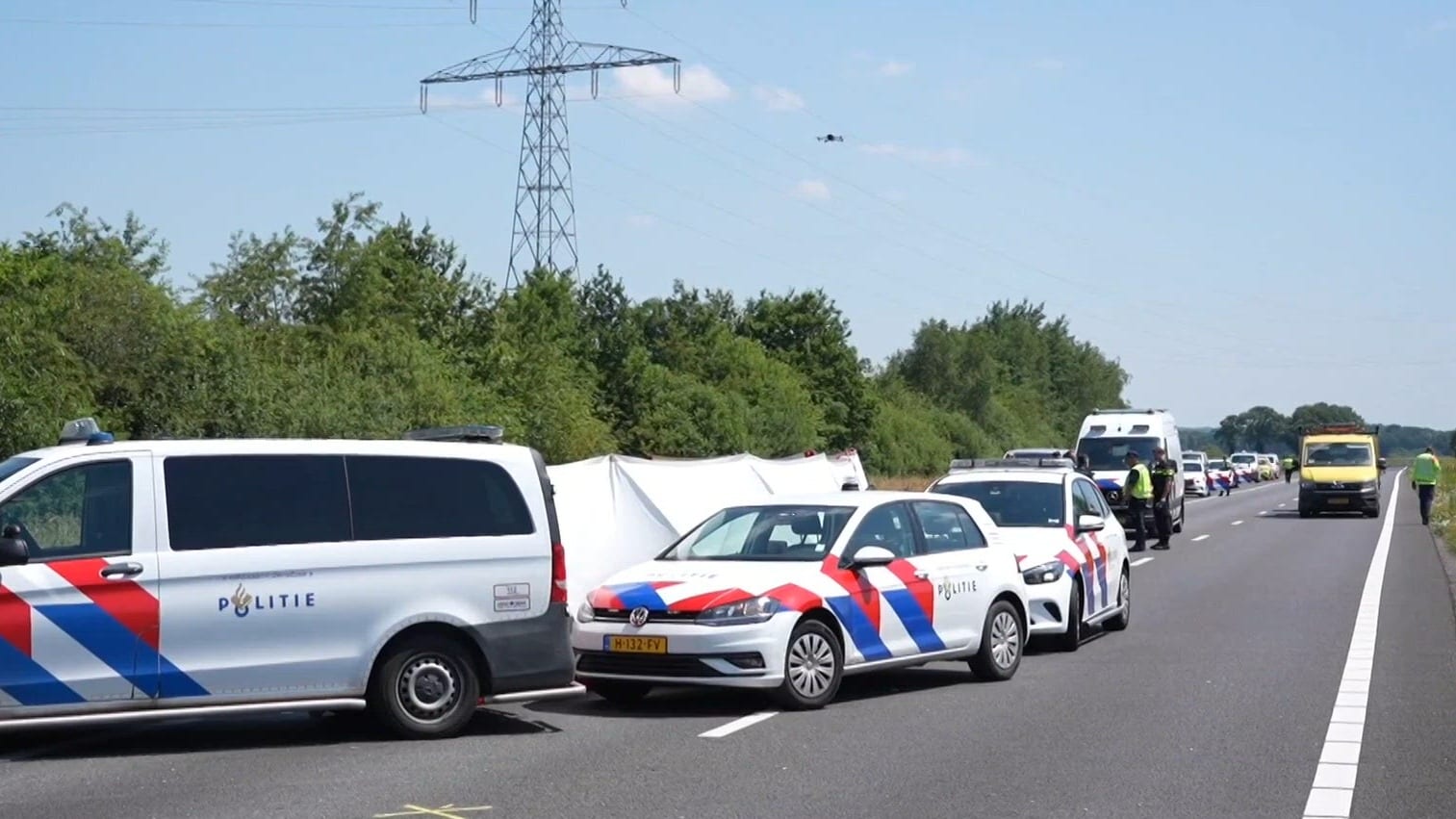 Dodelijk ongeval op snelweg A73 richting Nijmegen, weg tijdelijk afgesloten
