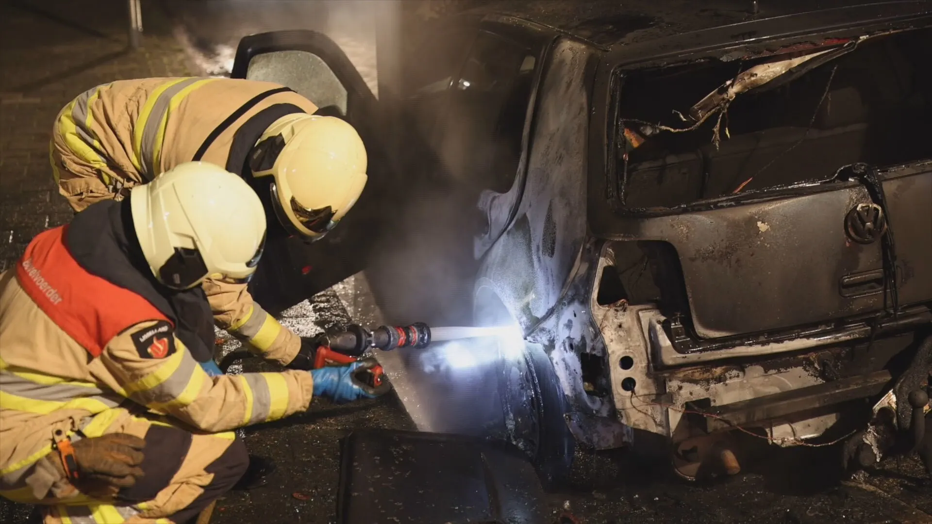 Drie auto's in vlammen door brandstichting in twee verschillende straten in Zwolle
