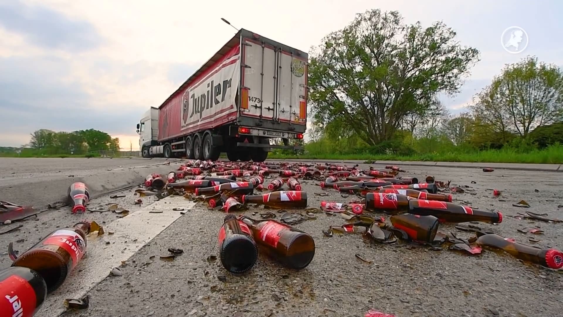 Kratten vol bier kletteren op wegdek bij Dommelsche brouwerij