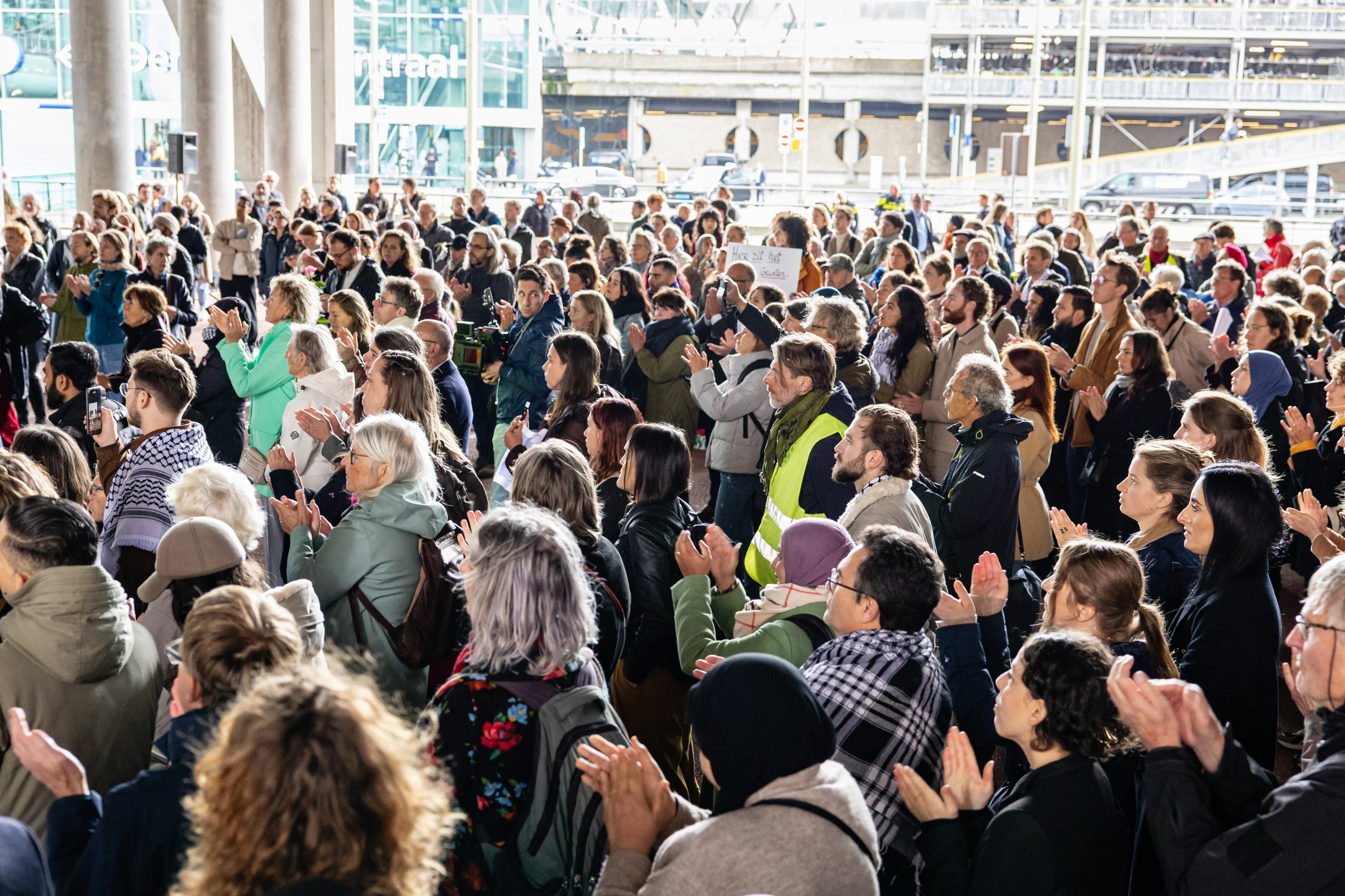 Ambtenaren die tegen Gazabeleid demonstreren: 'We worden genegeerd door minister'
