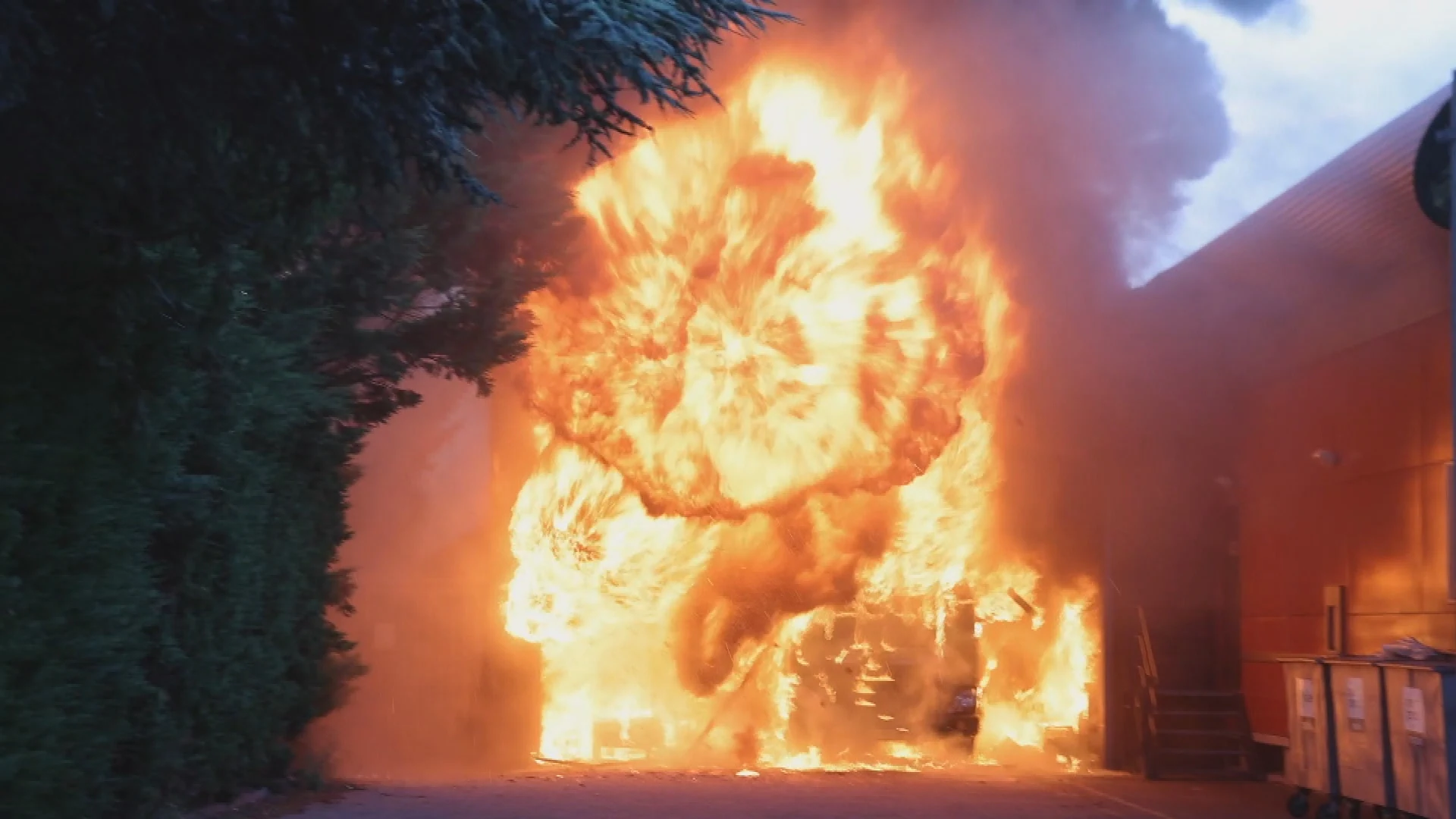 Zeer grote brand in Albert Heijn Haarlem onder controle