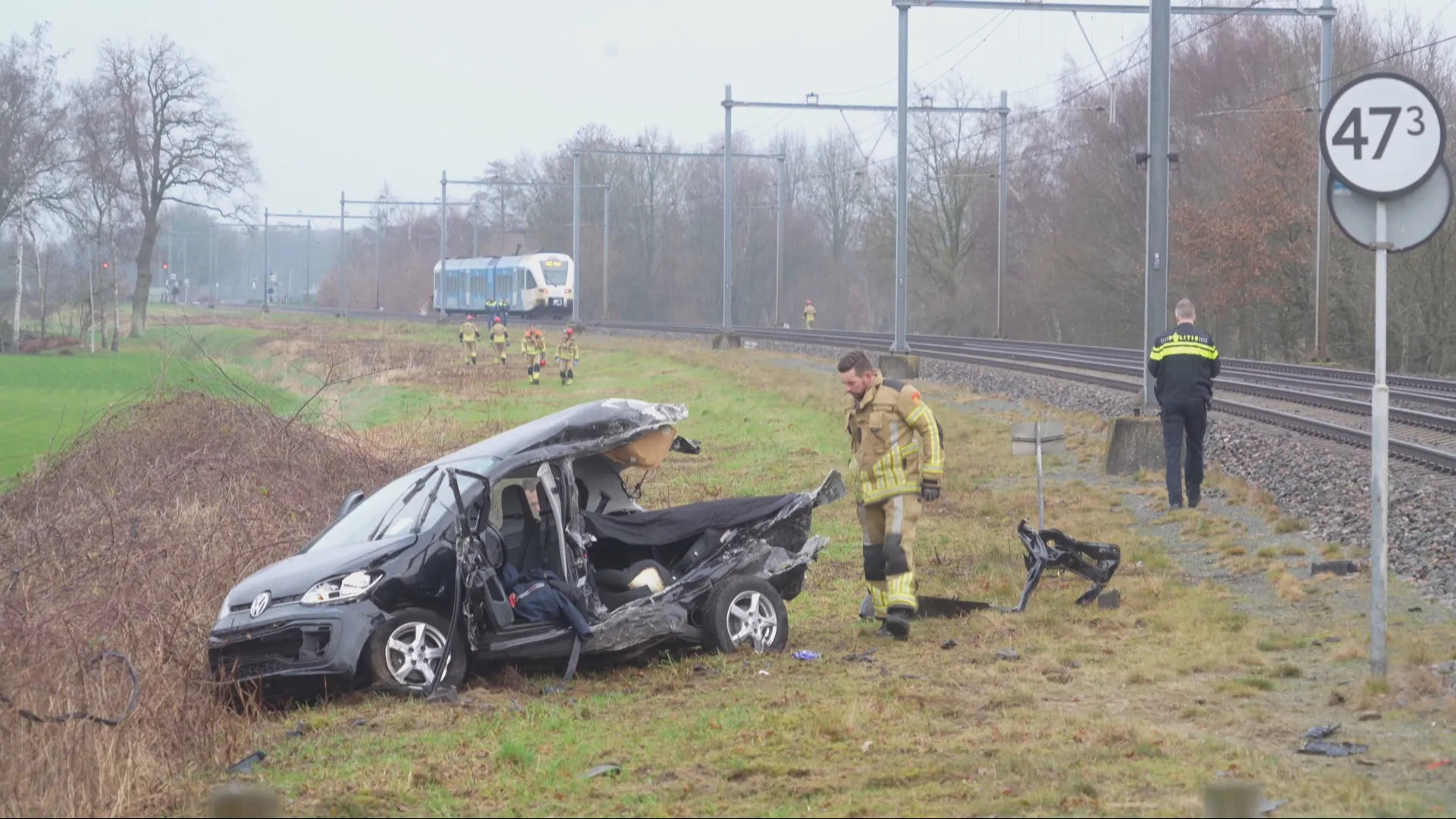 Trein ramt auto op spoorwegovergang bij Loozen, bestuurder naar ziekenhuis 