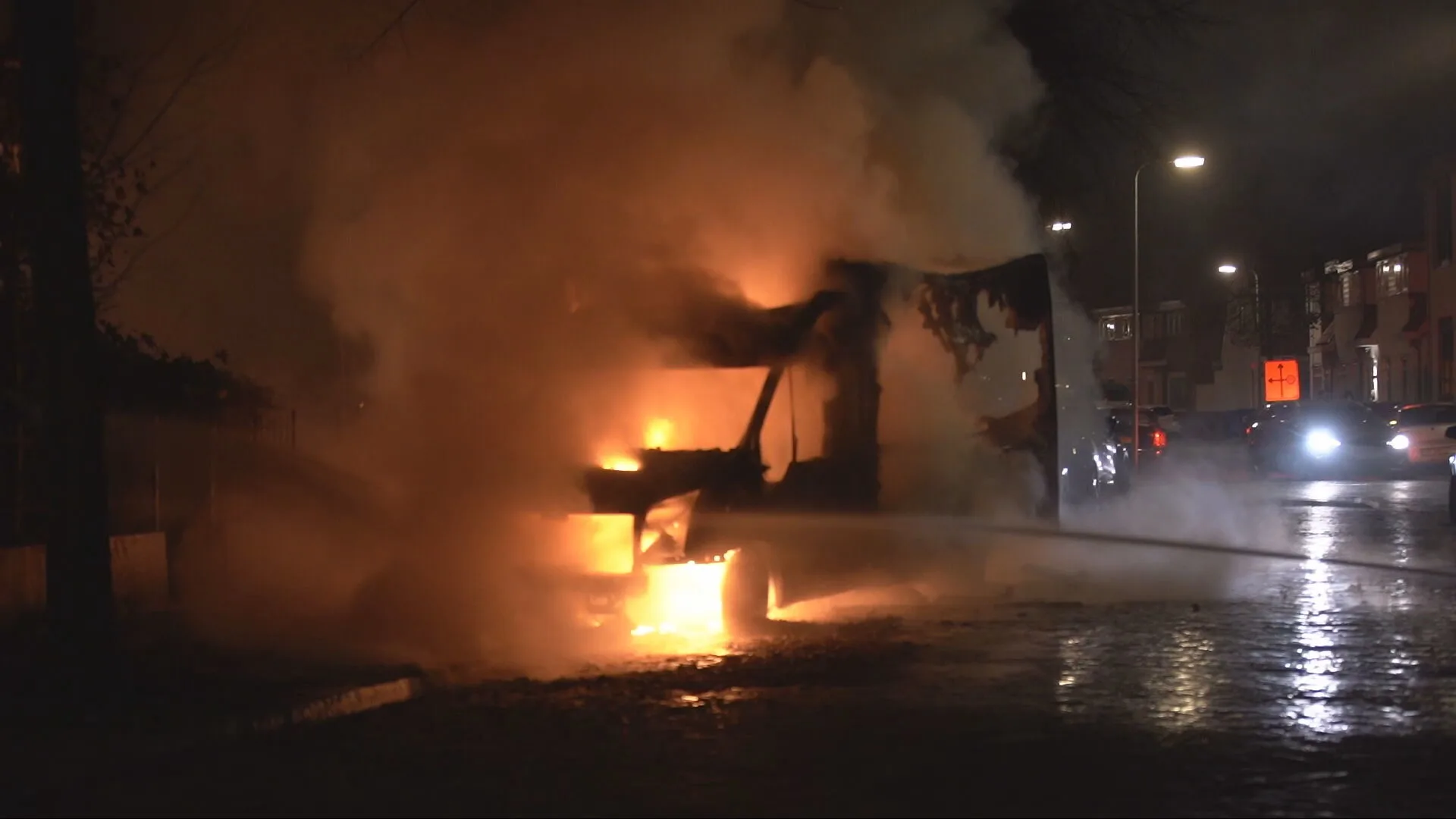 Camper brandt volledig uit in Deventer, politie onderzoekt brandstichting