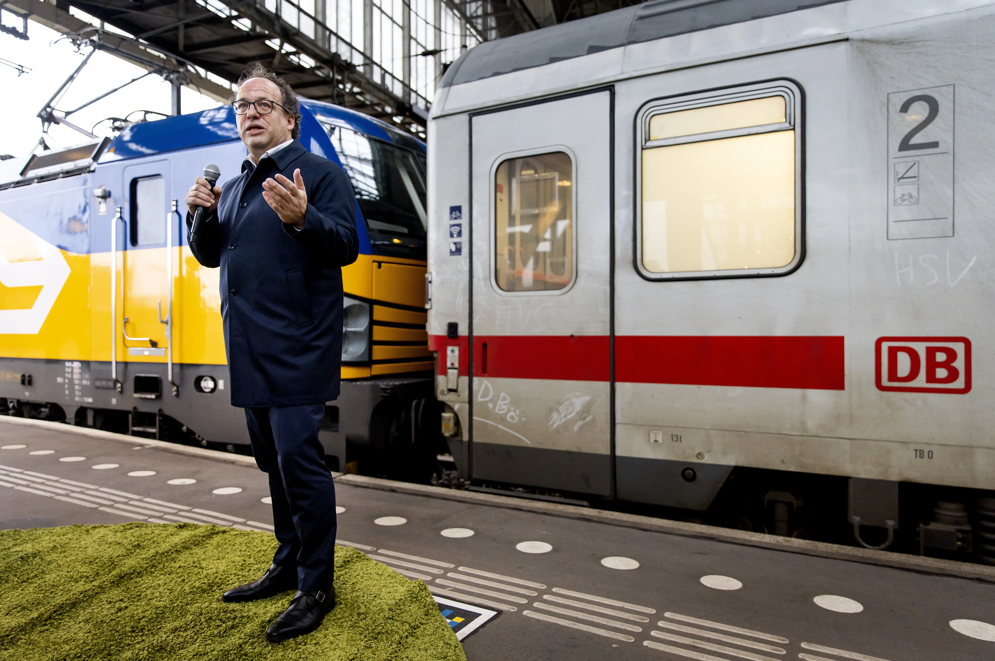 NS-baas Koolmees zegt sorry na roken op rookvrij stationsplein