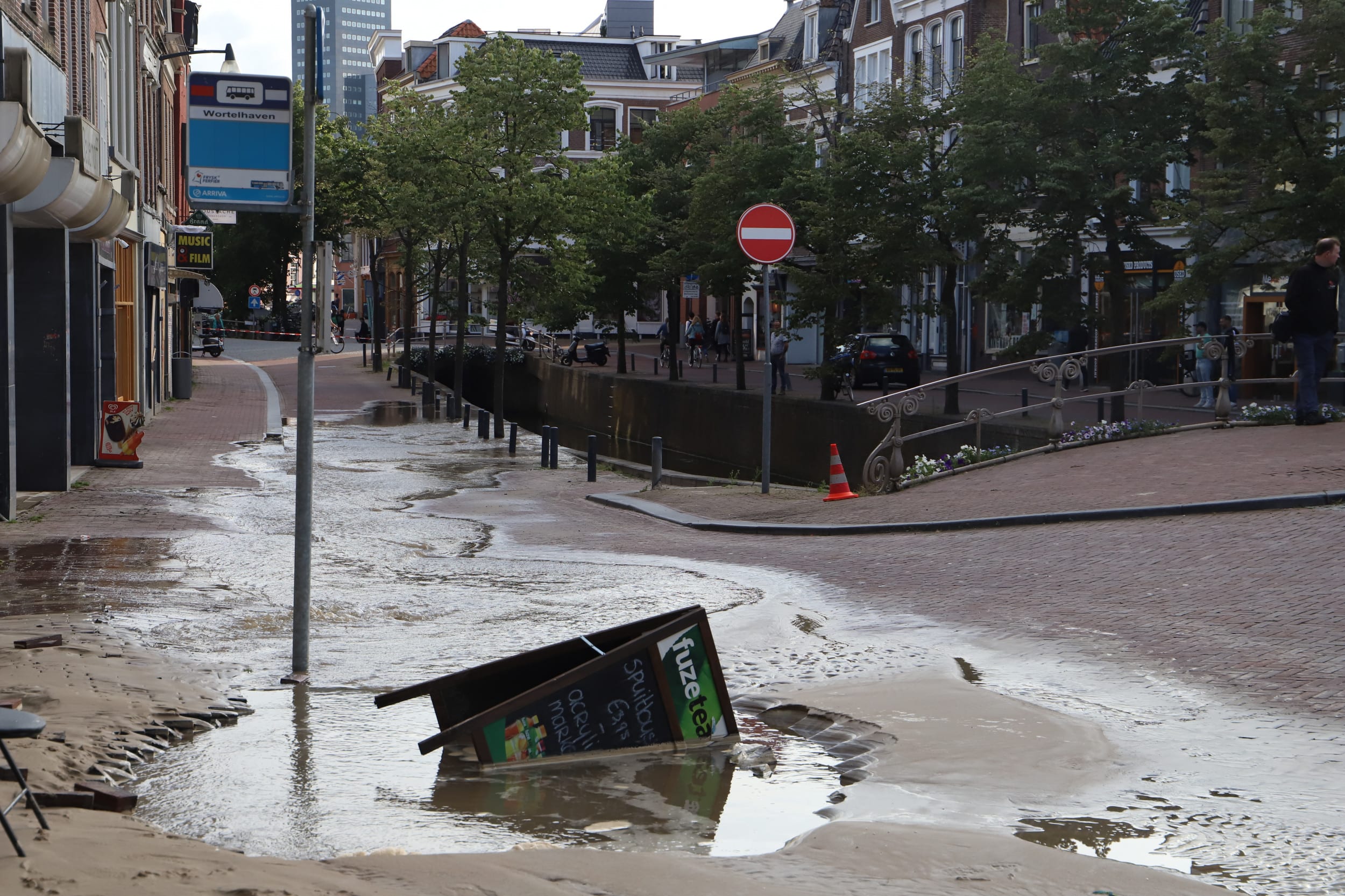 Man fietst sinkhole in na grote waterleidingbreuk in binnenstad Leeuwarden