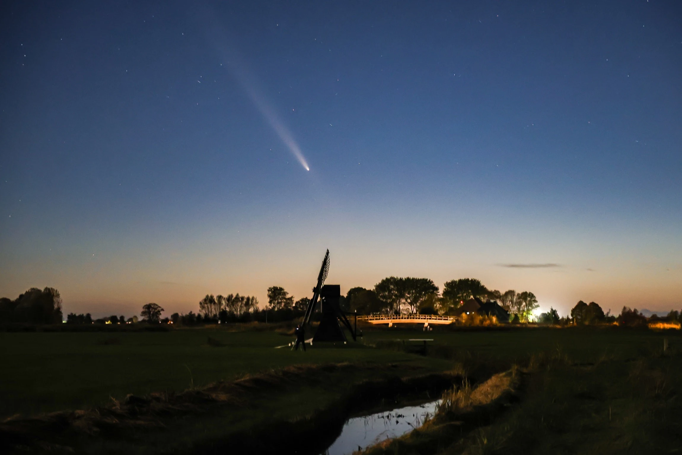 Nederlanders delen massaal foto's van komeet: 'Tot over 80.000 jaar!'