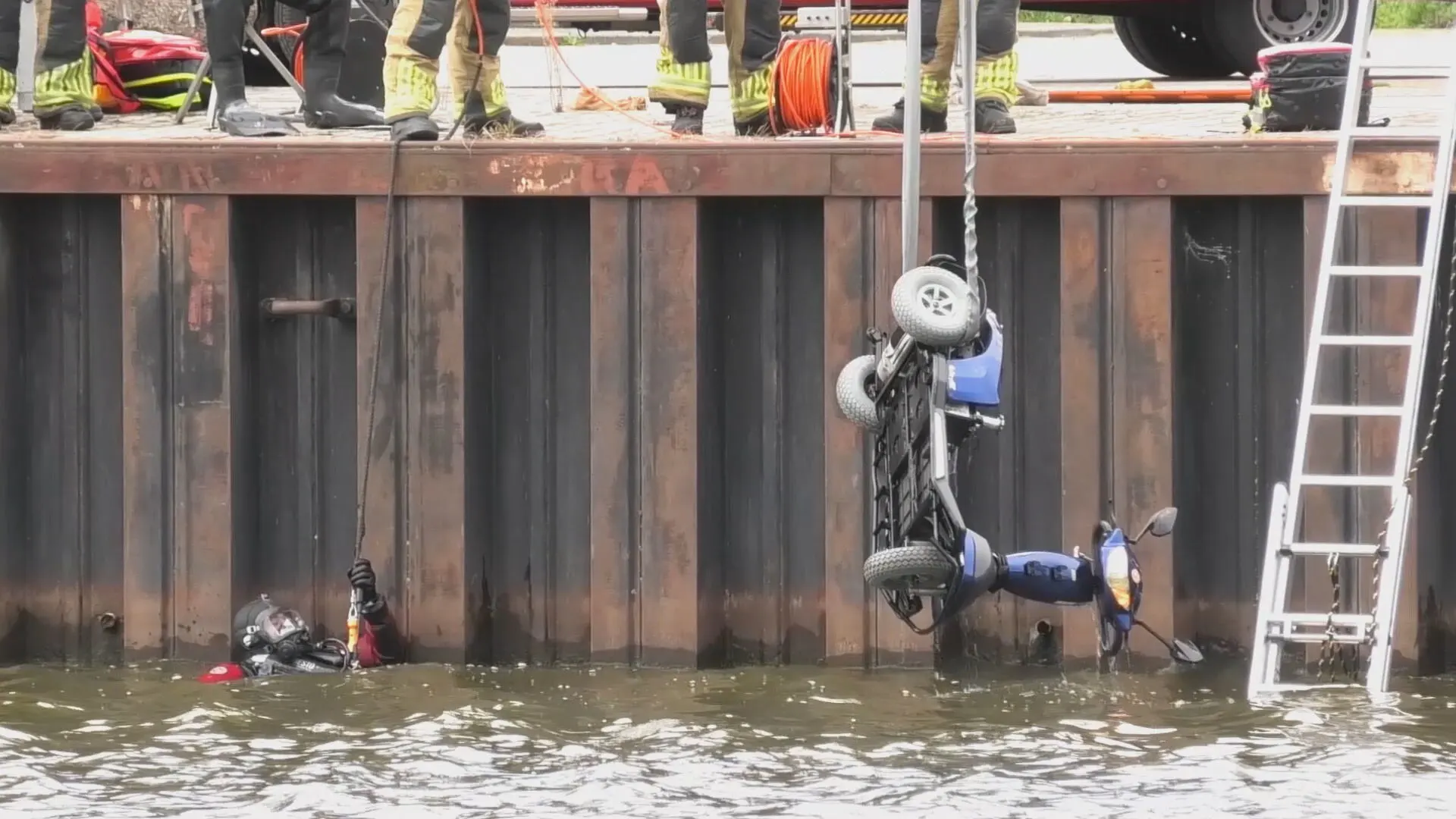 Heldendaad: omstanders springen scootmobieler die kanaal in rijdt achterna