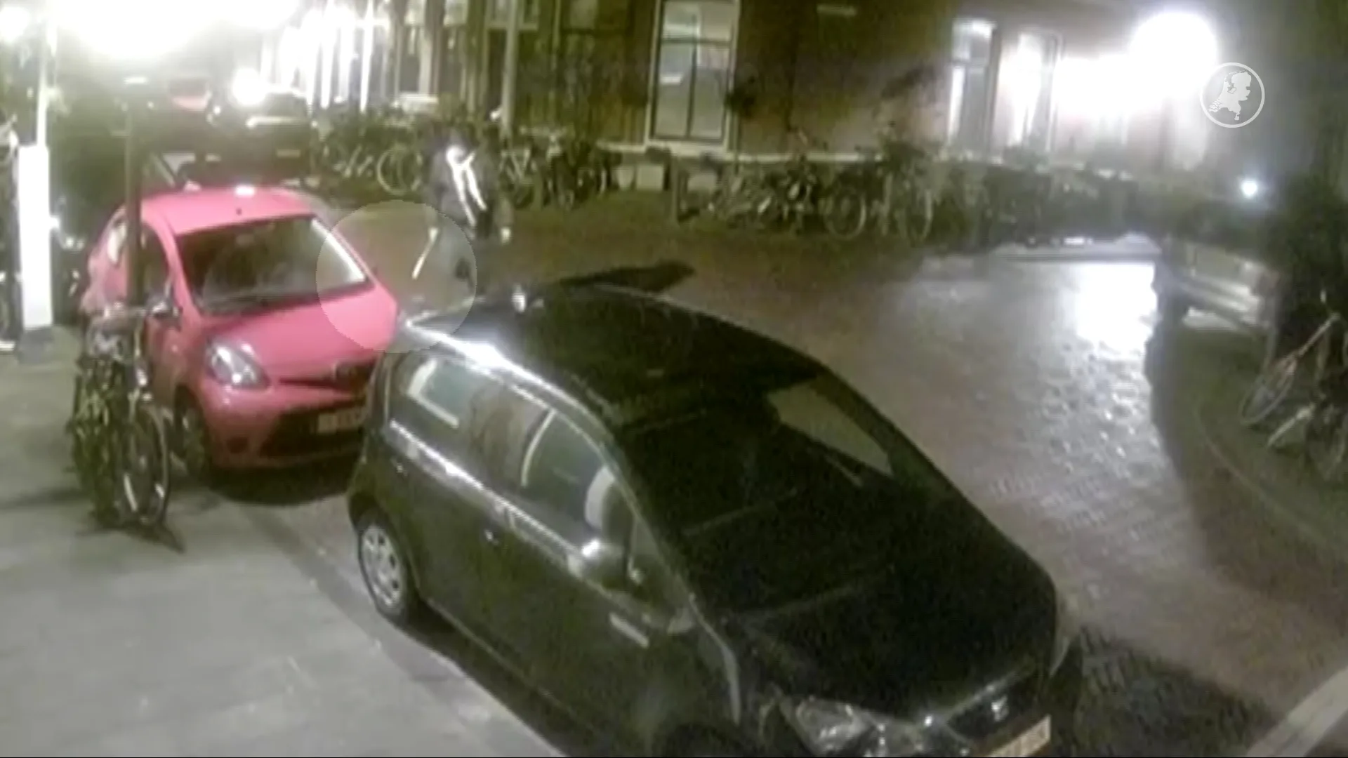 Bizarre praktijken in Den Haag: man steekt met zwaard banden lek