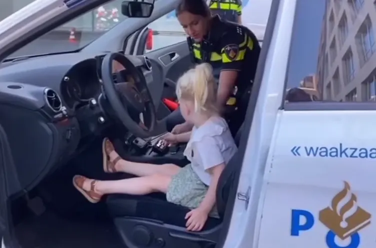 Agente Valerie helpt peuter van haar politieangst af