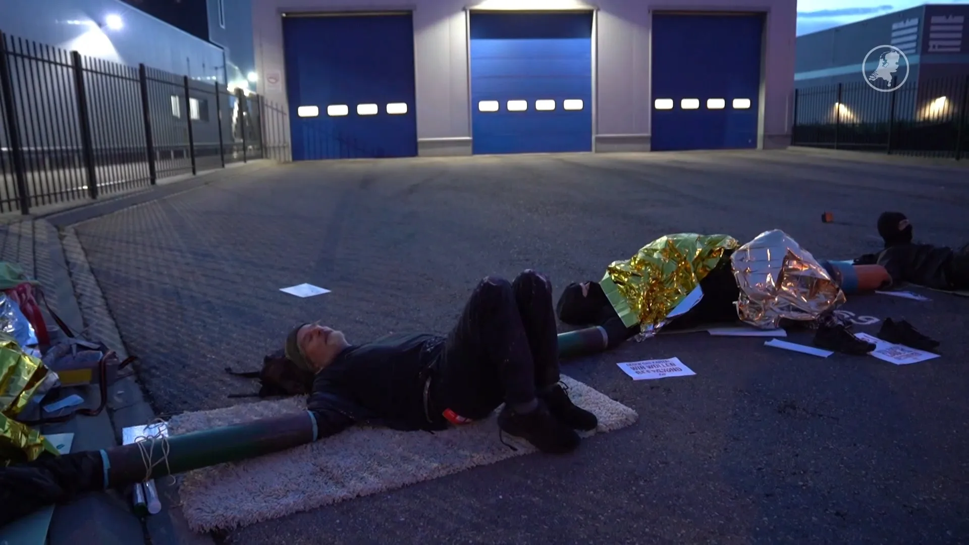 Actievoerders bezetten slachthuizen in Apeldoorn en ketenen zich vast