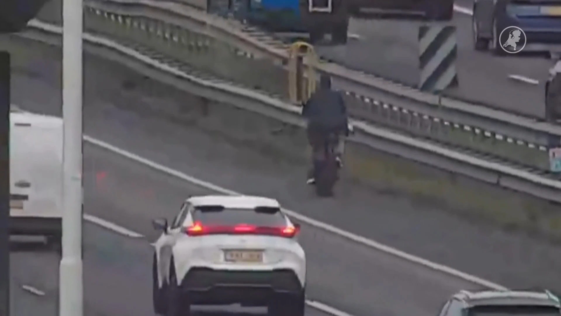 Fatbike duikt ineens op tussen auto's op drukke A16 bij Rotterdam