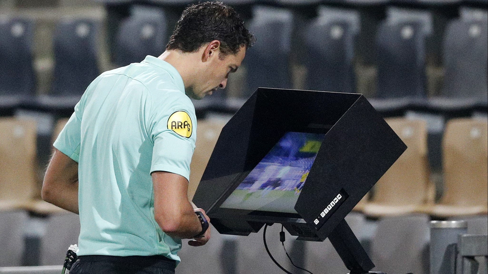 KNVB gaat rol van VAR veranderen in Eredivisie: 'Komt nu te vaak in actie'