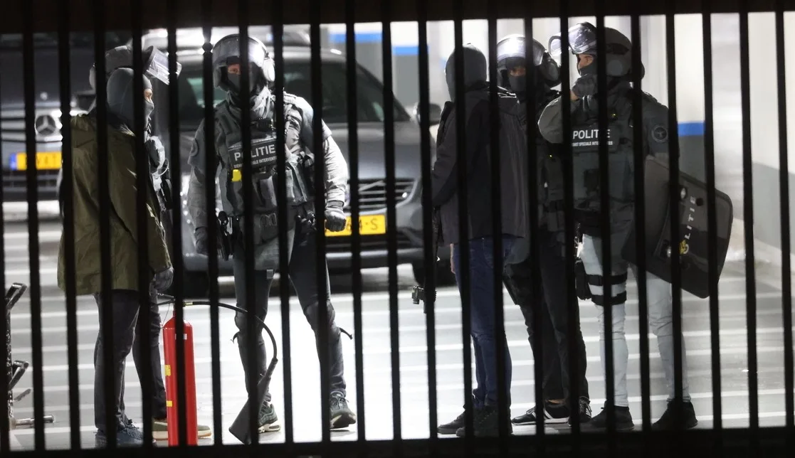 Verwarde vrouw Delft met spoed naar ziekenhuis na overmeestering door arrestatieteam