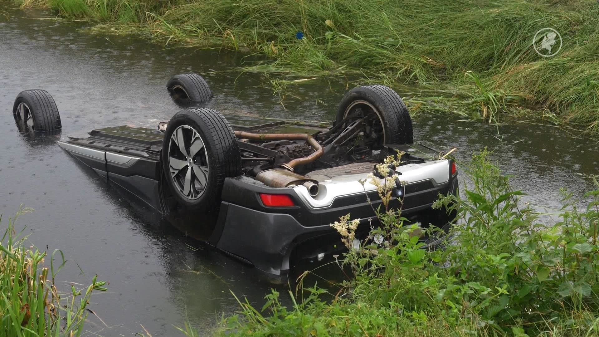 Auto op de kop in sloot in Wittelte, hond kon niet gered worden