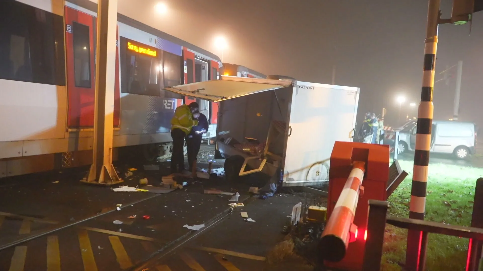 Metro botst op aanhanger in Rotterdam, dienstregeling gestremd