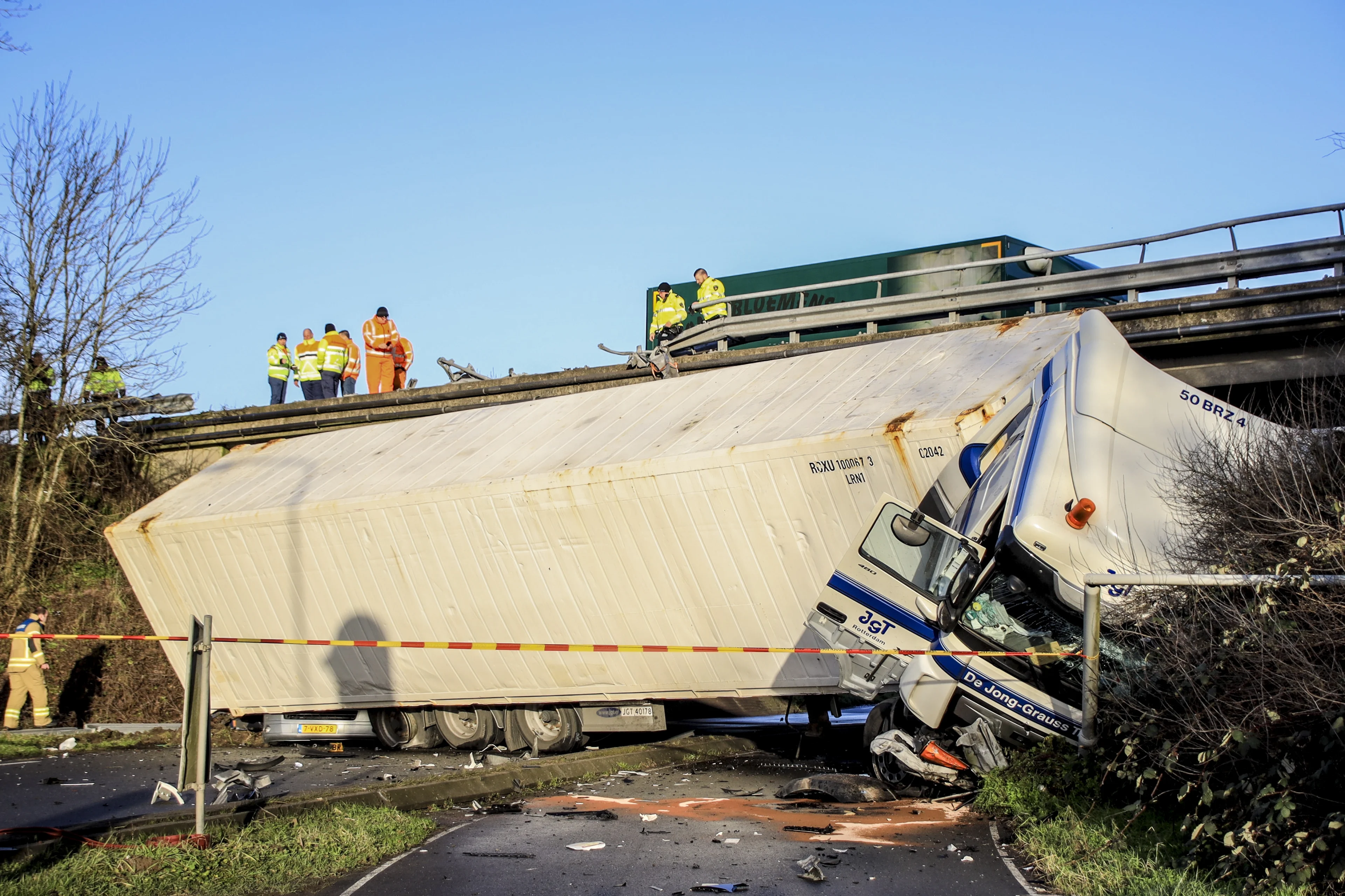 Vrachtwagenchauffeur Justin reed van viaduct af, maar bleef wonderwel ongedeerd